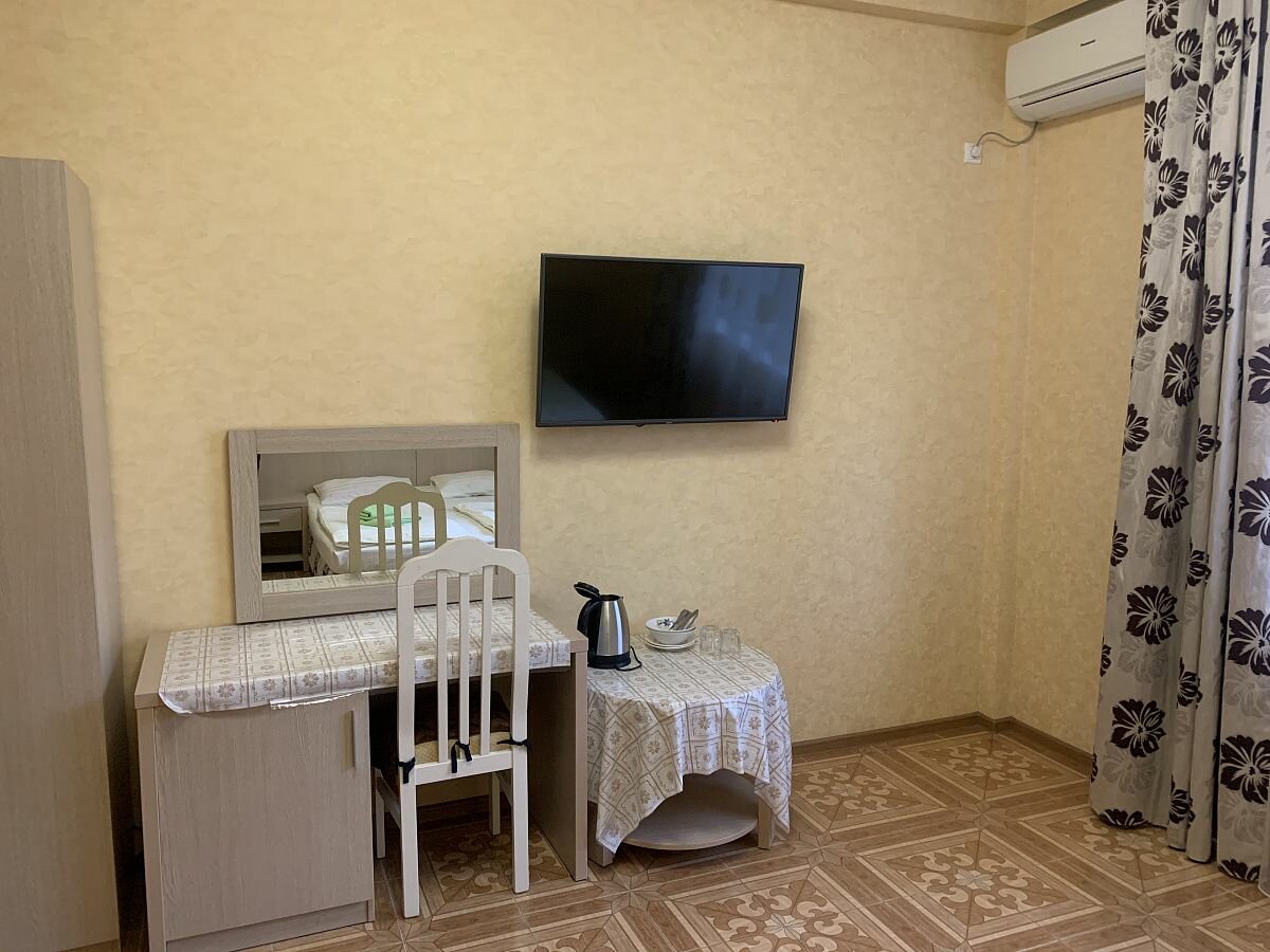 Бюджет без балкона с большим окном