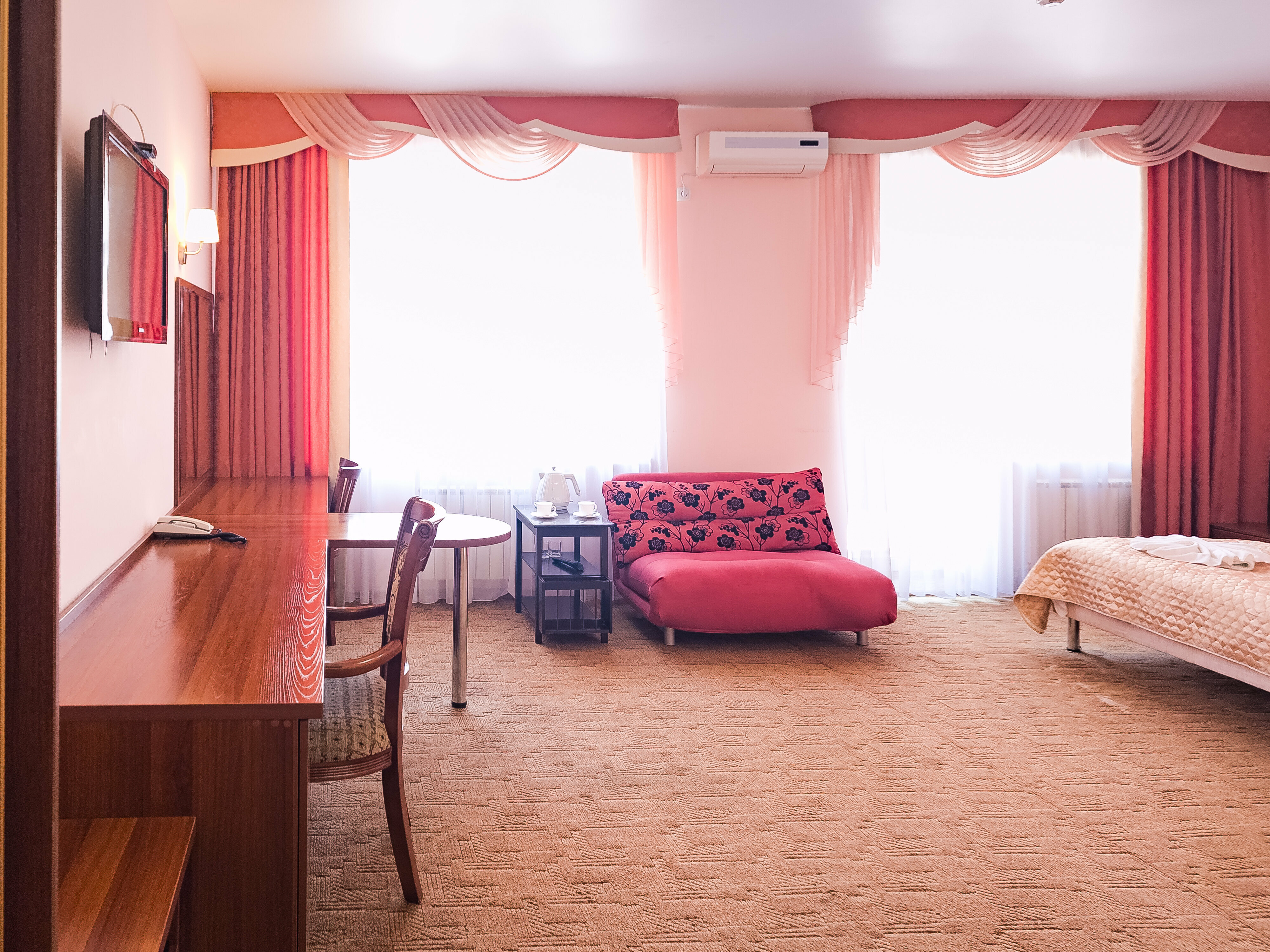 Комфорт+ с двуспальной кроватью и кресло-кроватью