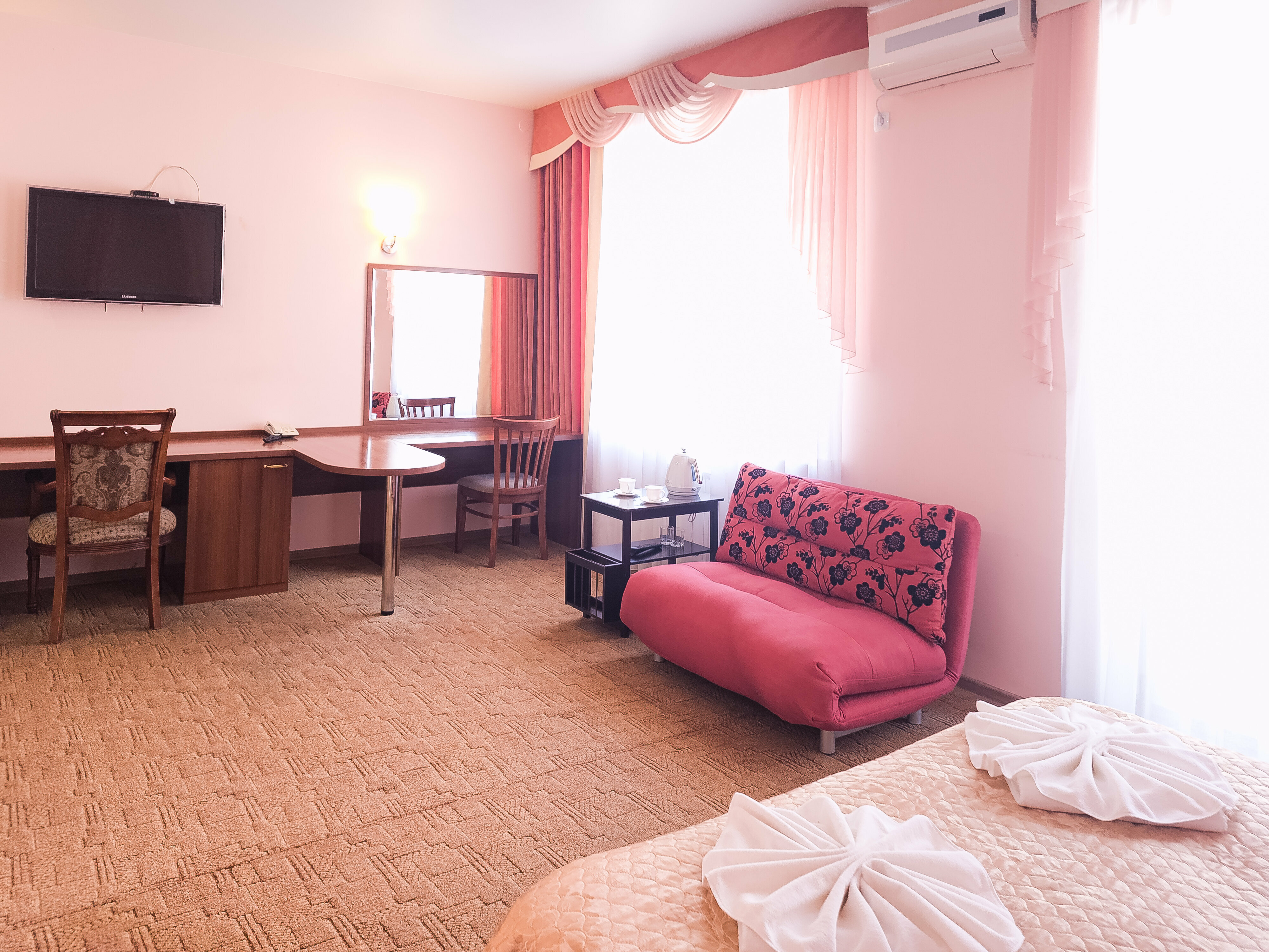 Комфорт+ с двуспальной кроватью и кресло-кроватью