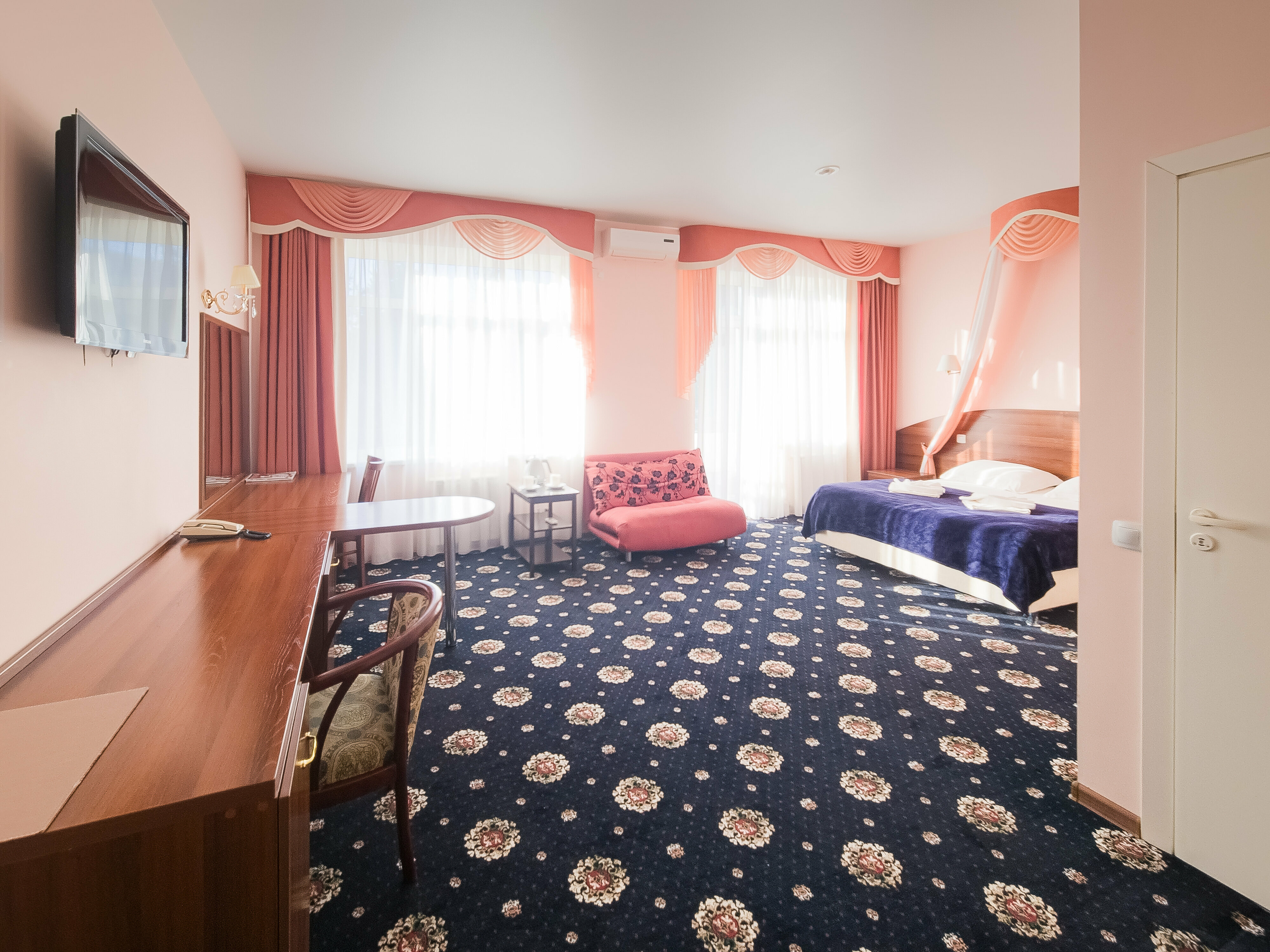 Комфорт+ с двуспальной кроватью и кресло-кроватью