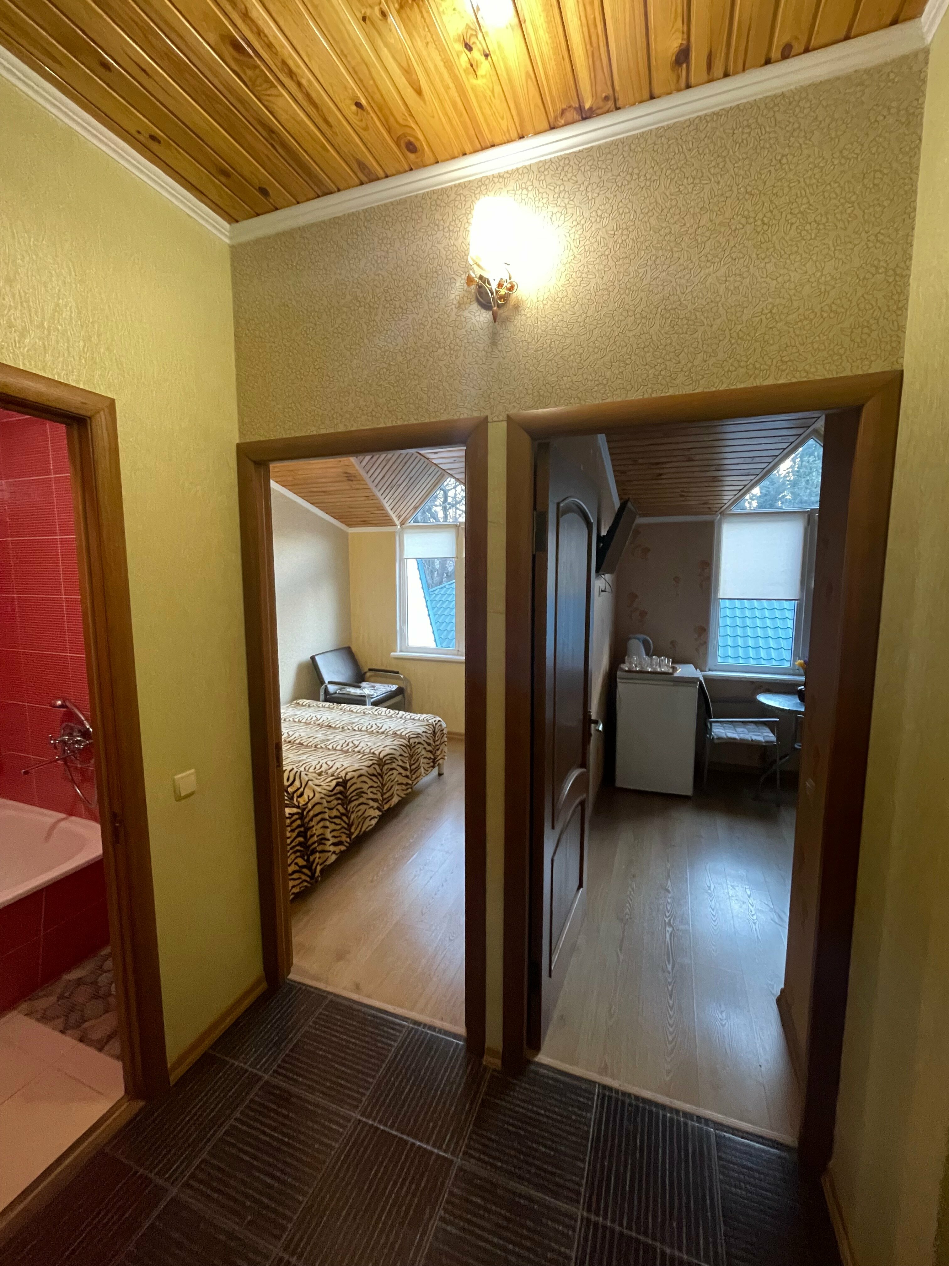 Четырехместный номер с ванной комнатой