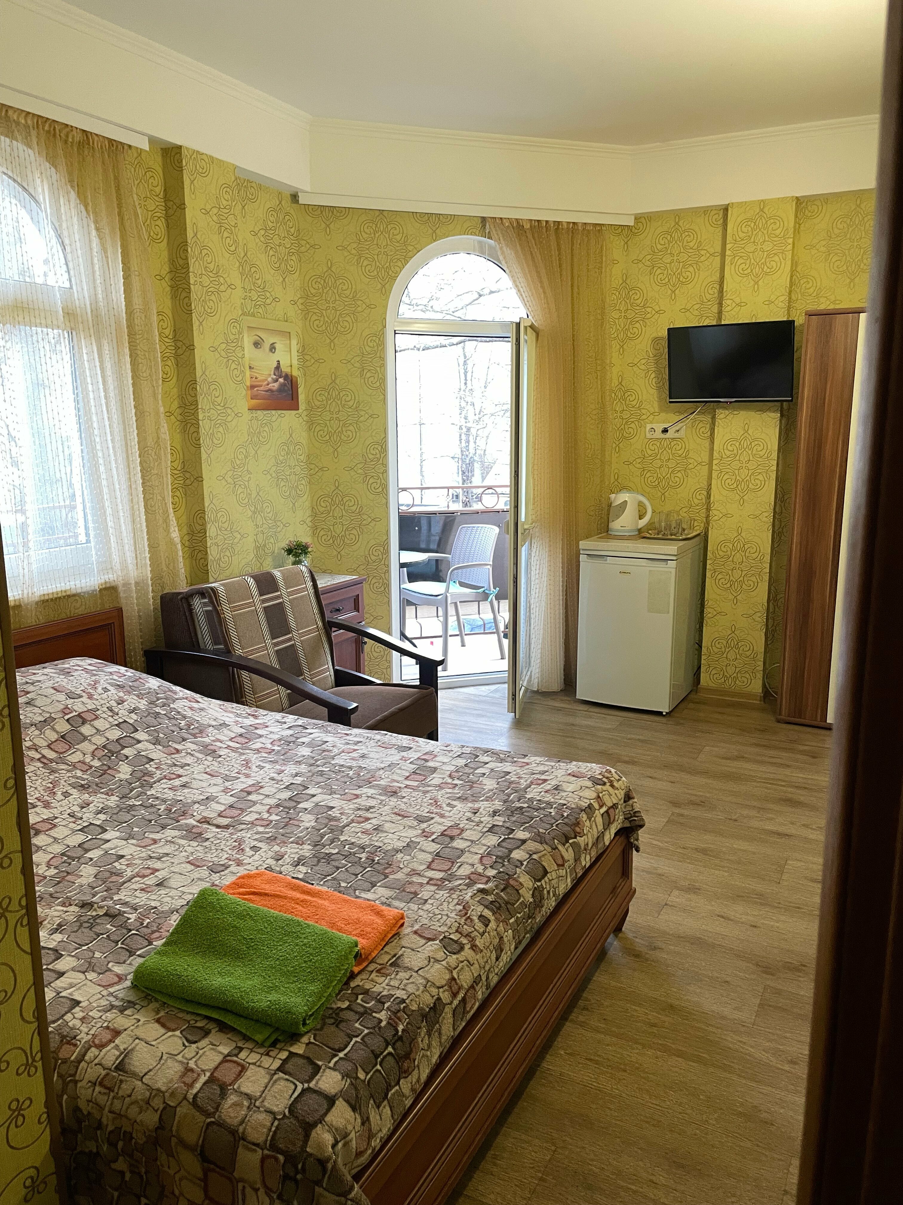 Двухместный номер с двуспальной кроватью и дополнительной кроватью