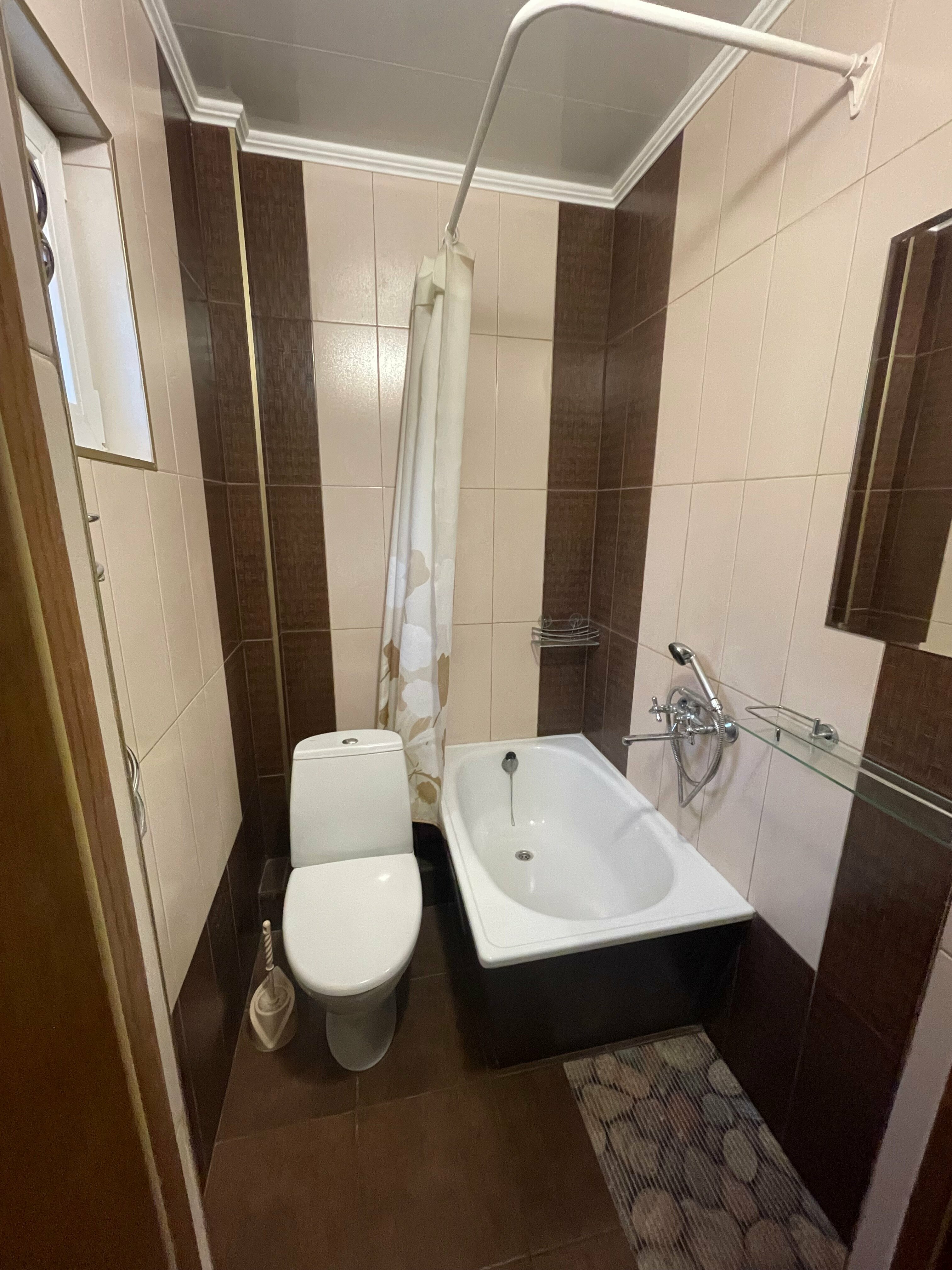 Двухместный номер с двуспальной кроватью и дополнительной кроватью