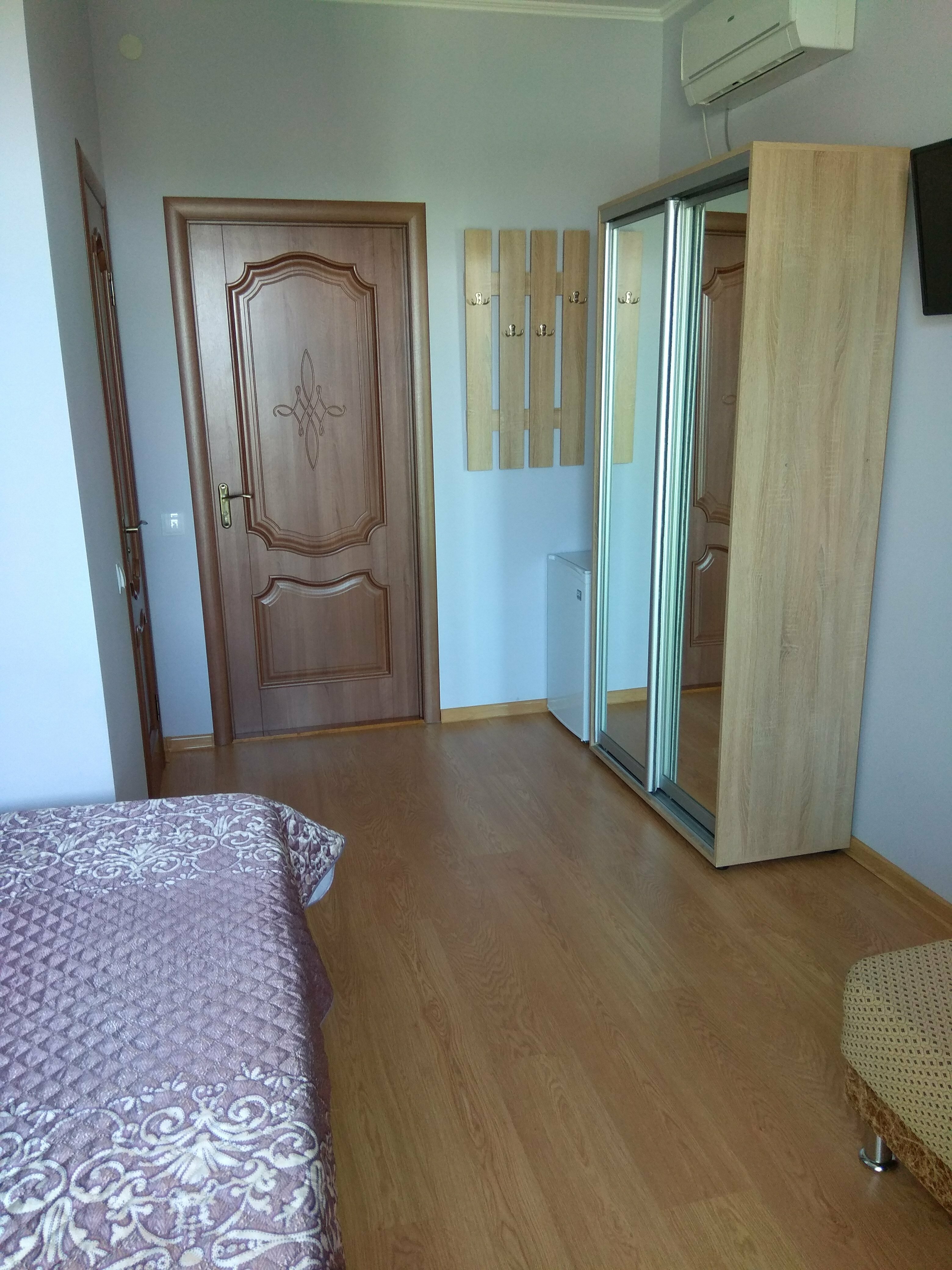 Двухместный полулюкс с двуспальной кроватью и диваном