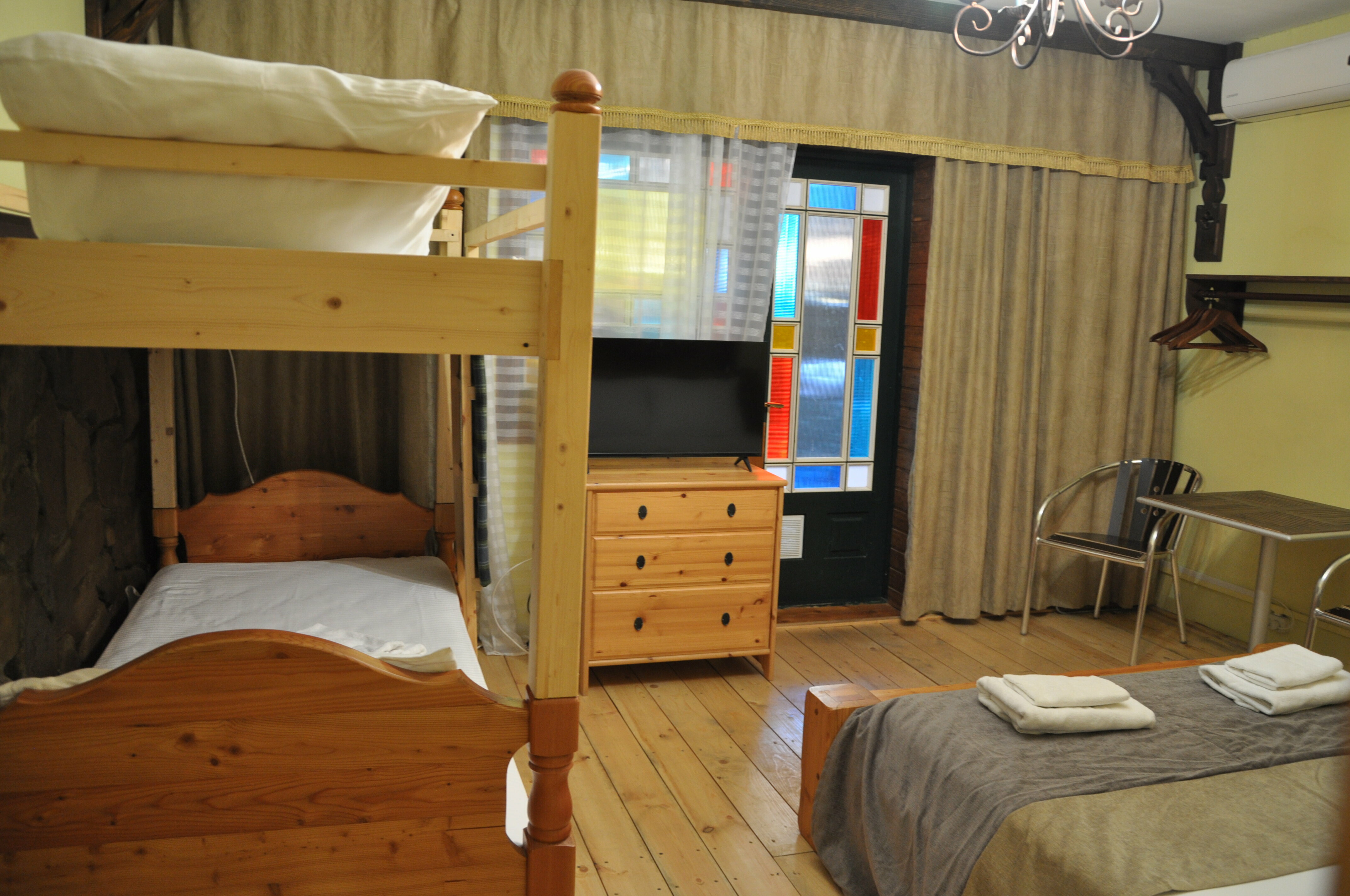 Четырехместный номер с 2-спальной и 2-ярусной кроватями