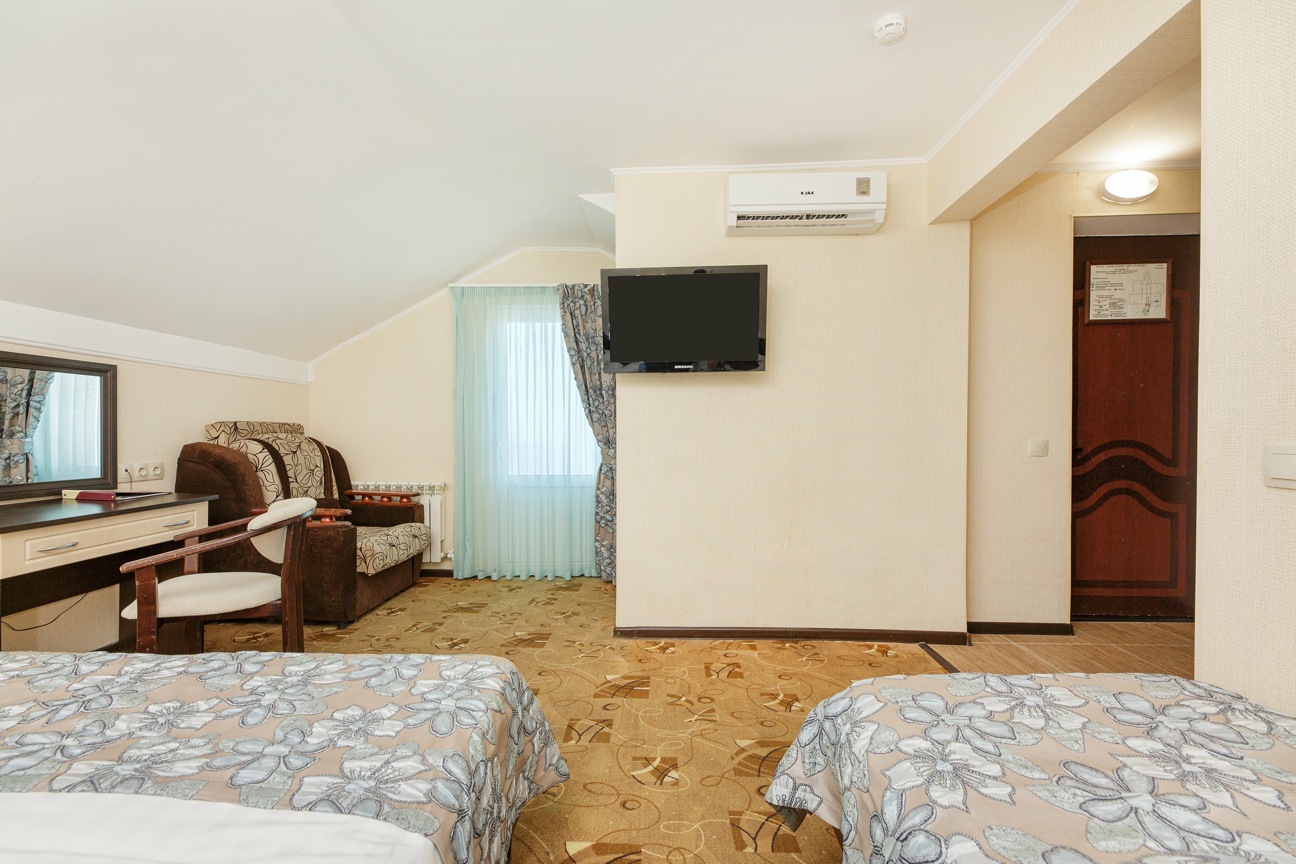 Трехместный мансардный номер на 5-ом этаже в корпусе без лифта (внешняя винтовая лестница)