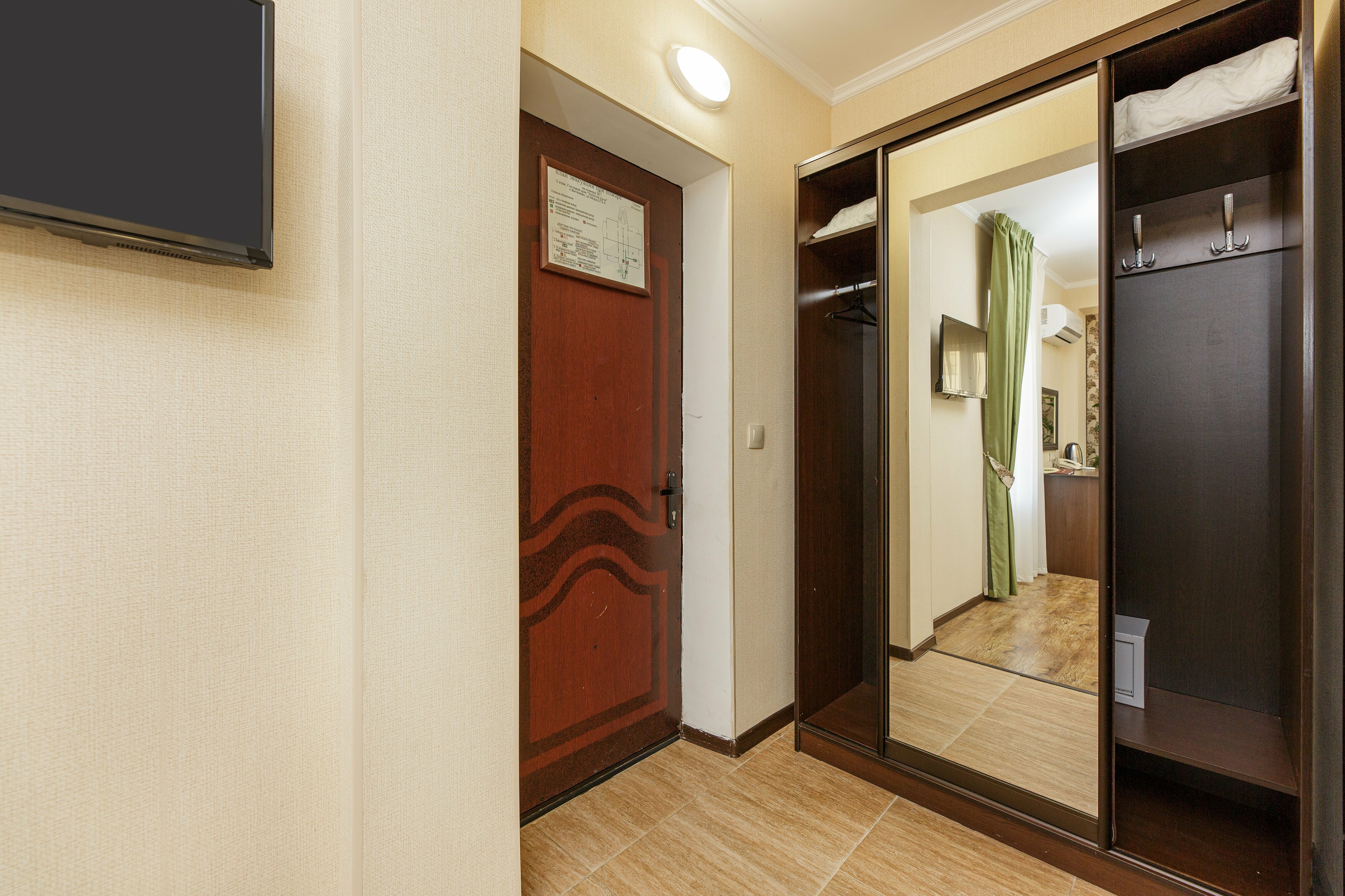 Трехместный мансардный номер на 5-ом этаже в корпусе без лифта (внешняя винтовая лестница)