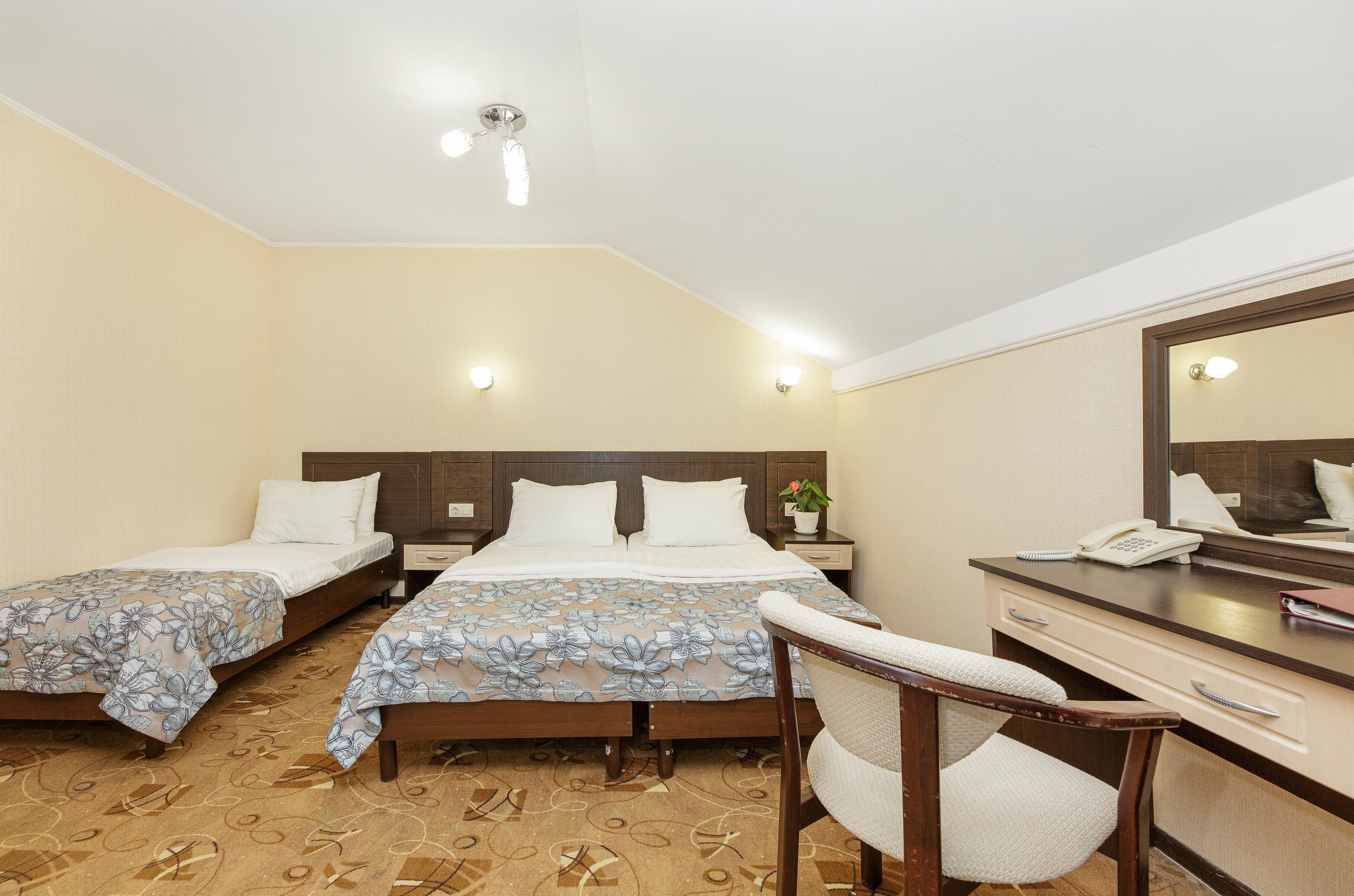 Трехместный мансардный номер на 5-ом этаже в корпусе без лифта (внешняя винтовая лестница)