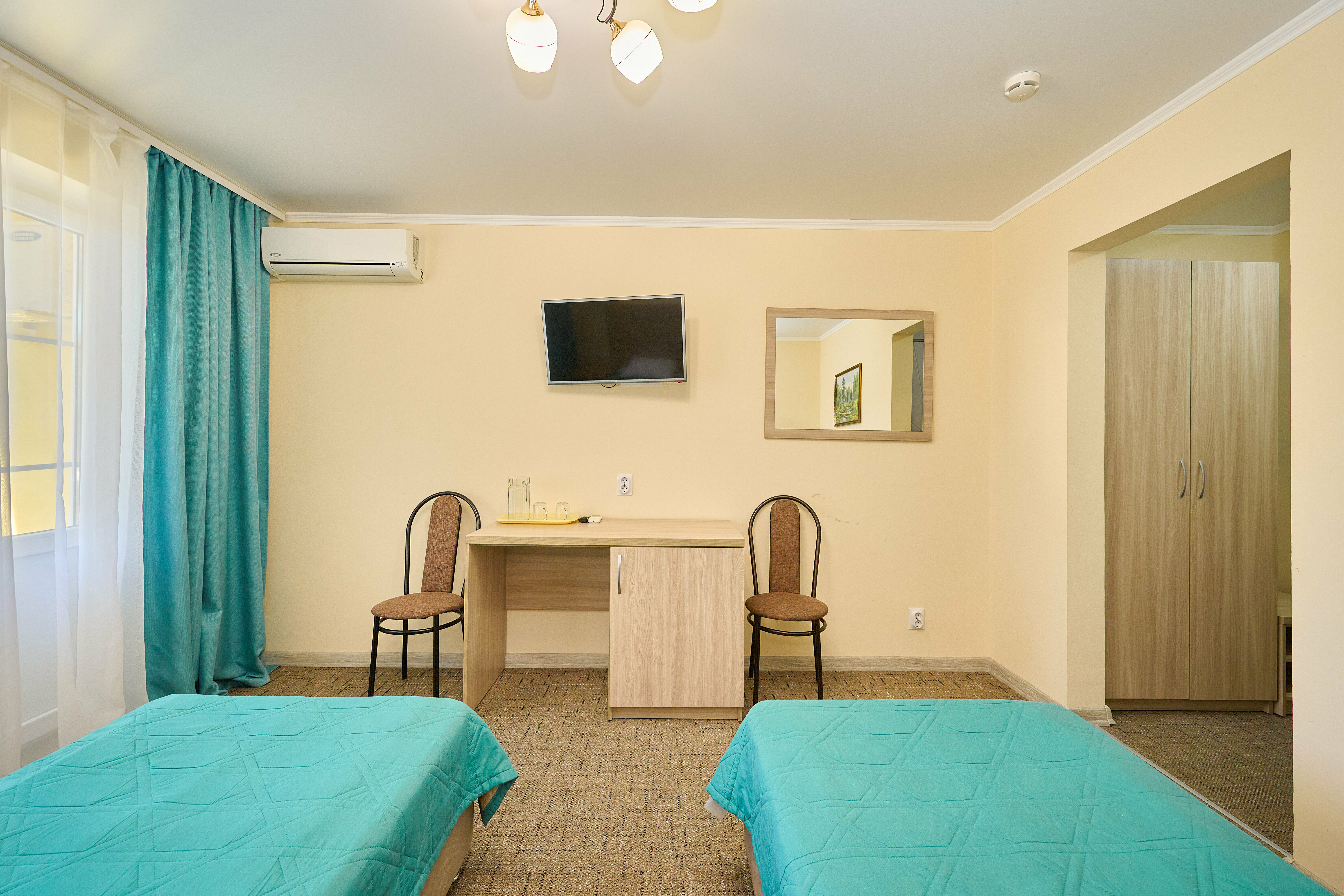 Просторный двухместный номер с 2 отдельными кроватями