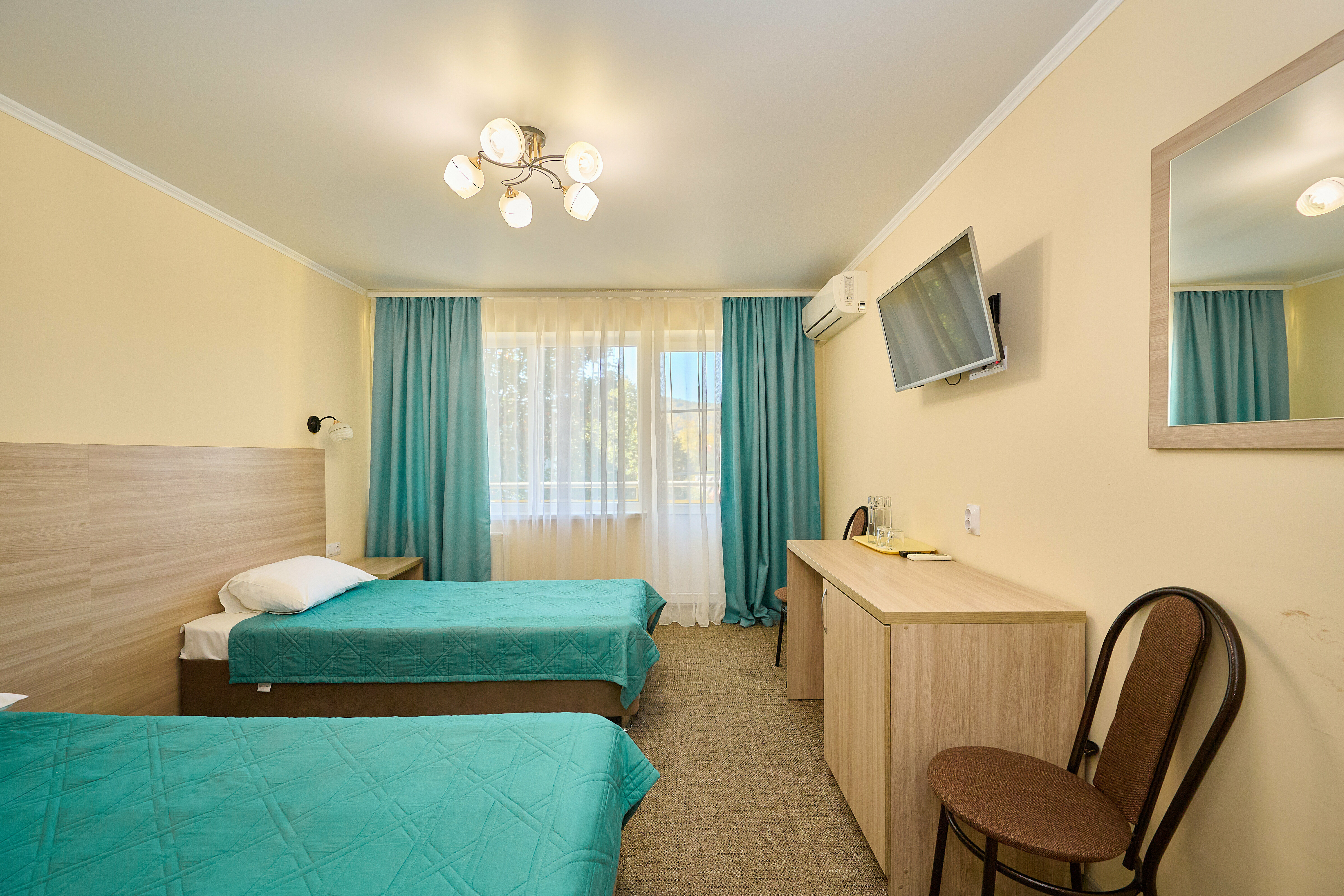 Просторный двухместный номер с 2 отдельными кроватями