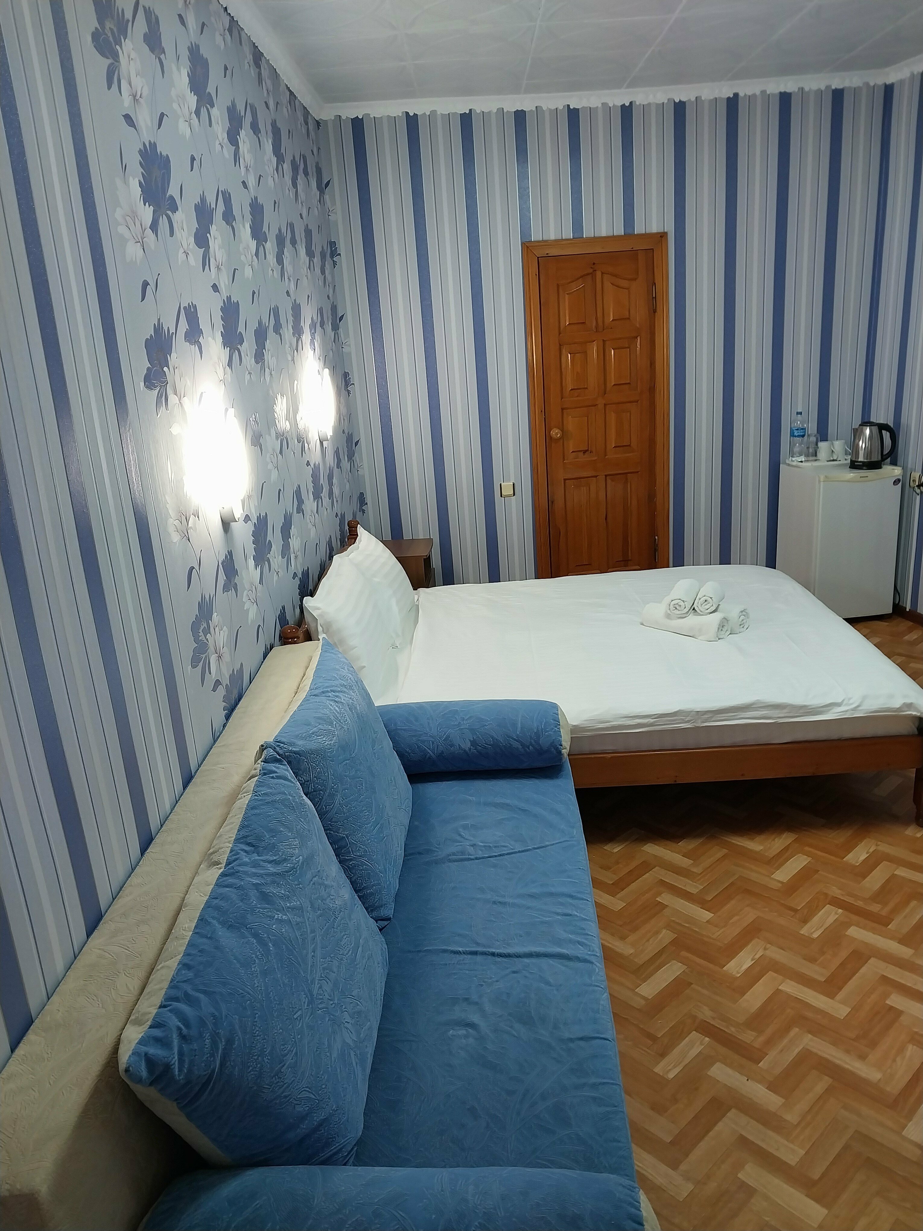 Семейный номер с боковым видом на море