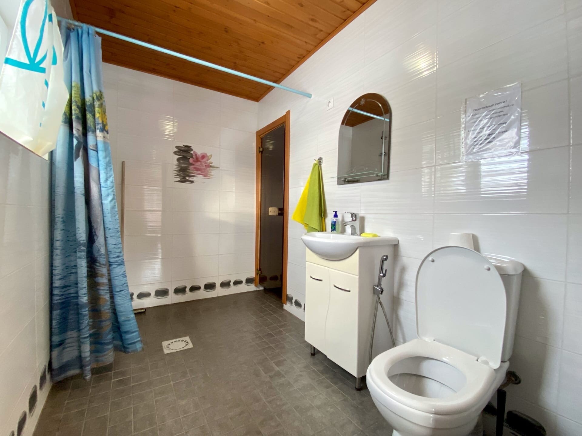 Коттедж на 6 человек с 2 спальнями и сауной. 