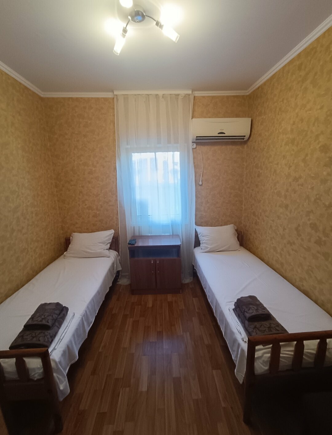 Двухместный номер с 2 отдельными кроватями и общей ванной комнатой