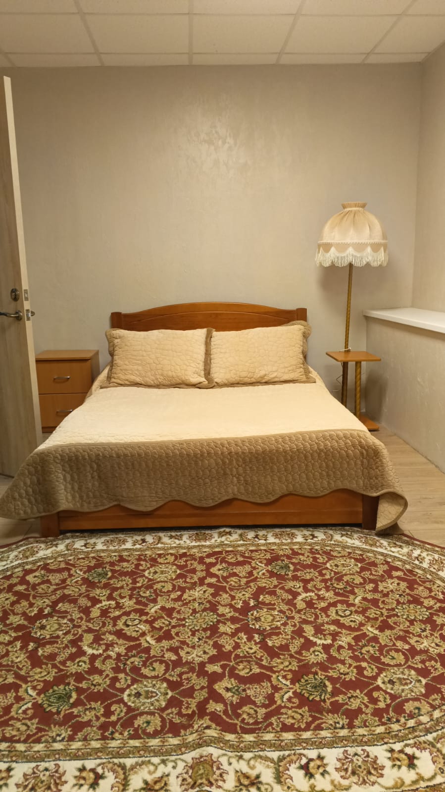 Двухместный номер с двуспальной кроватью и дополнительной кроватью