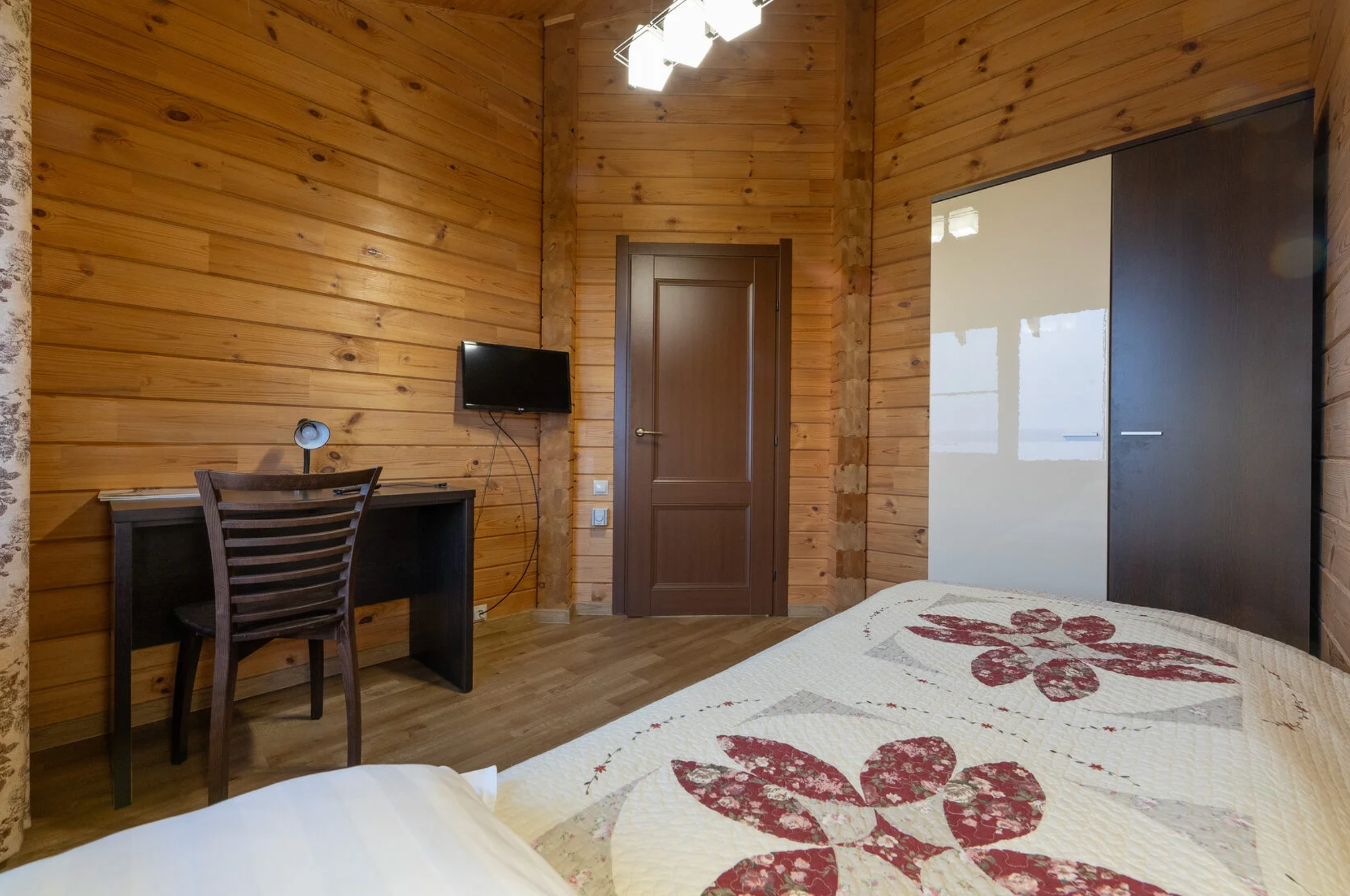 Трехместный коттедж с 2 кроватями (двухспальная и односпальная кровать)