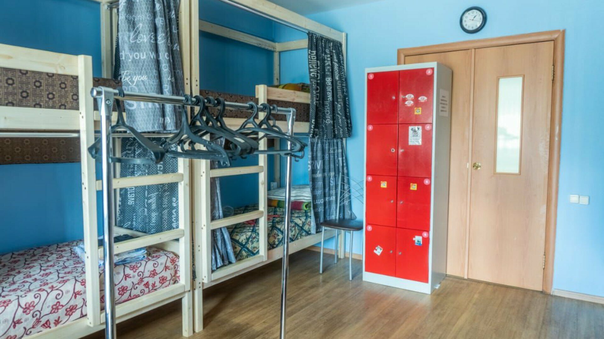 Спальное место на двухъярусной кровати в общем номере для мужчин