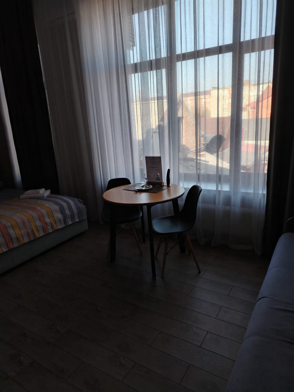 Семейный номер с двухспальной кроватью и диваном