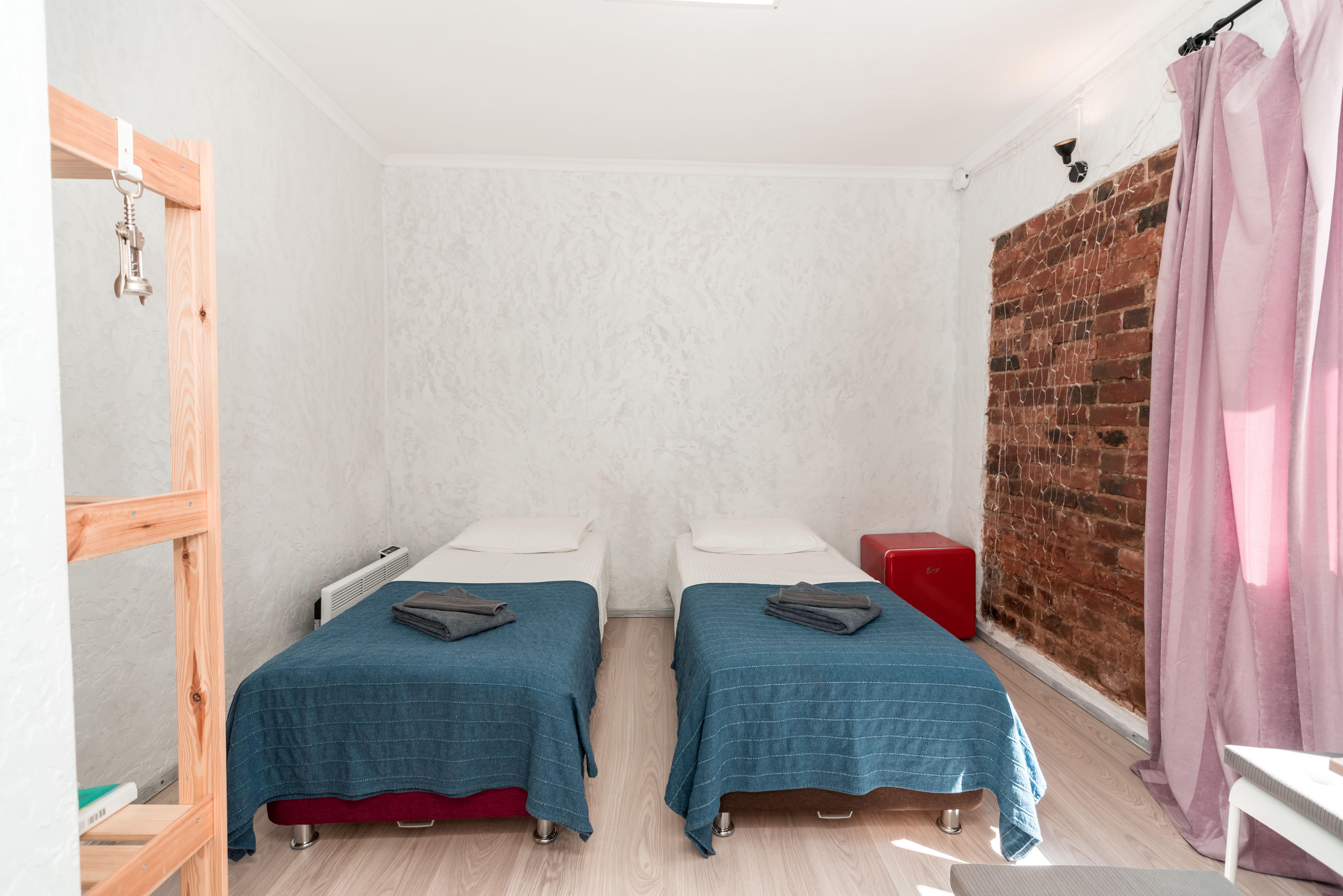 Небольшой двухместный номер с 2 отдельными кроватями