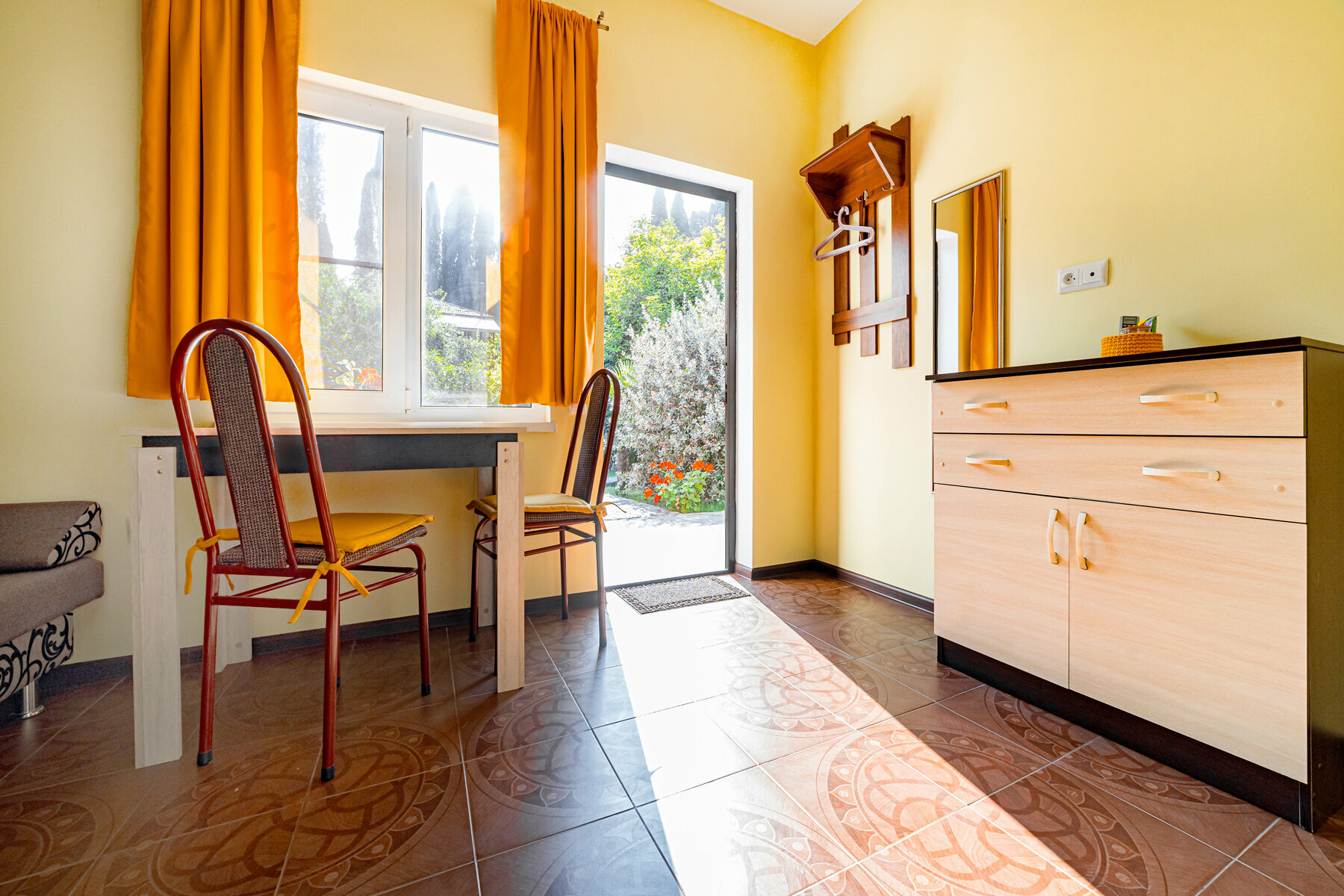 Стандартный номер с 2 односпальными кроватями и диваном