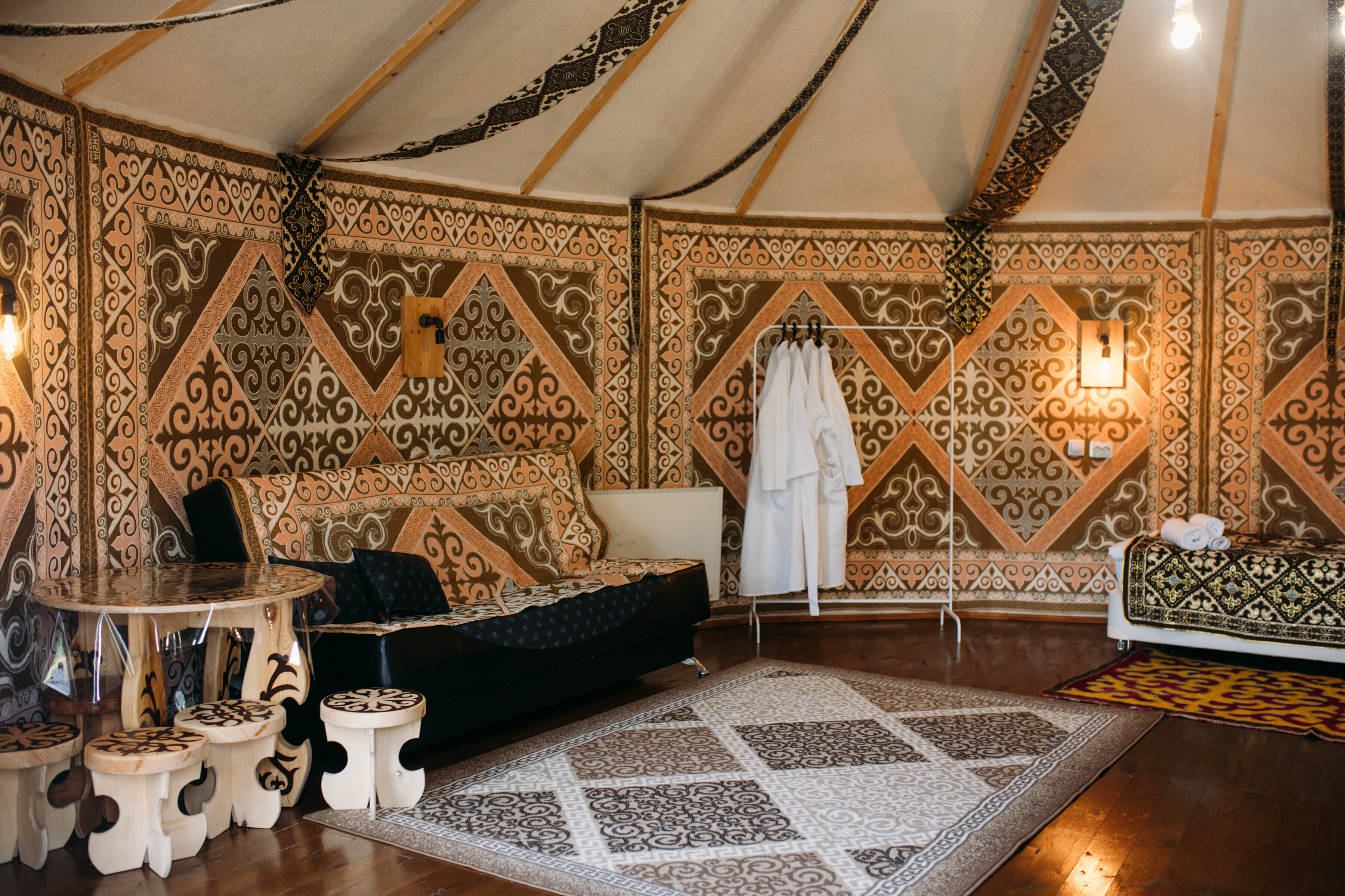 уютная современная  юрта со всеми удобствами