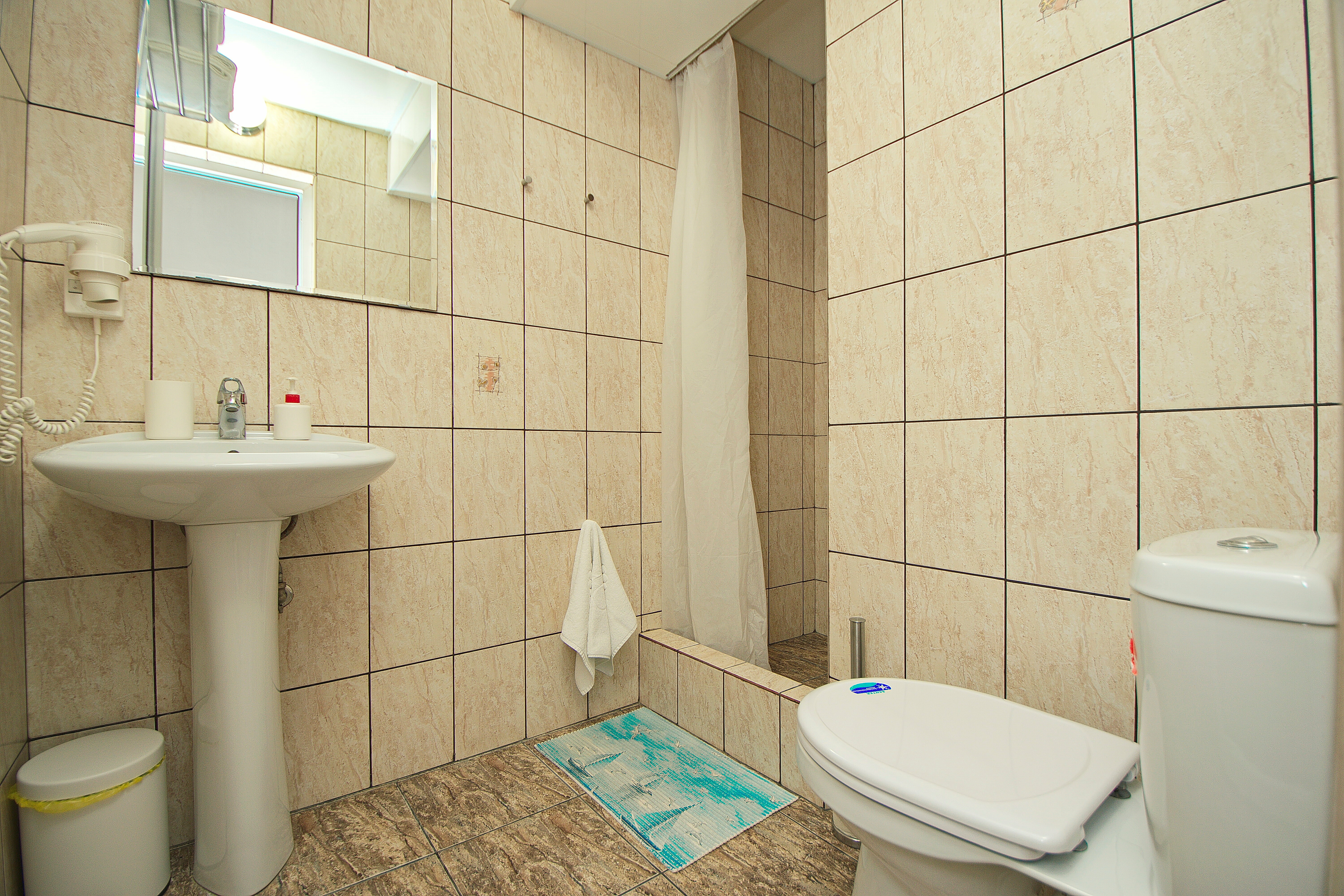 Стандартный 2х-местный с диваном и видом на бассейн