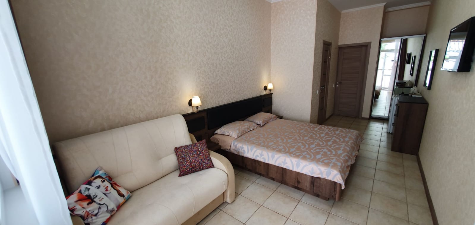 Четырехместный номер с видом на тихую улицу