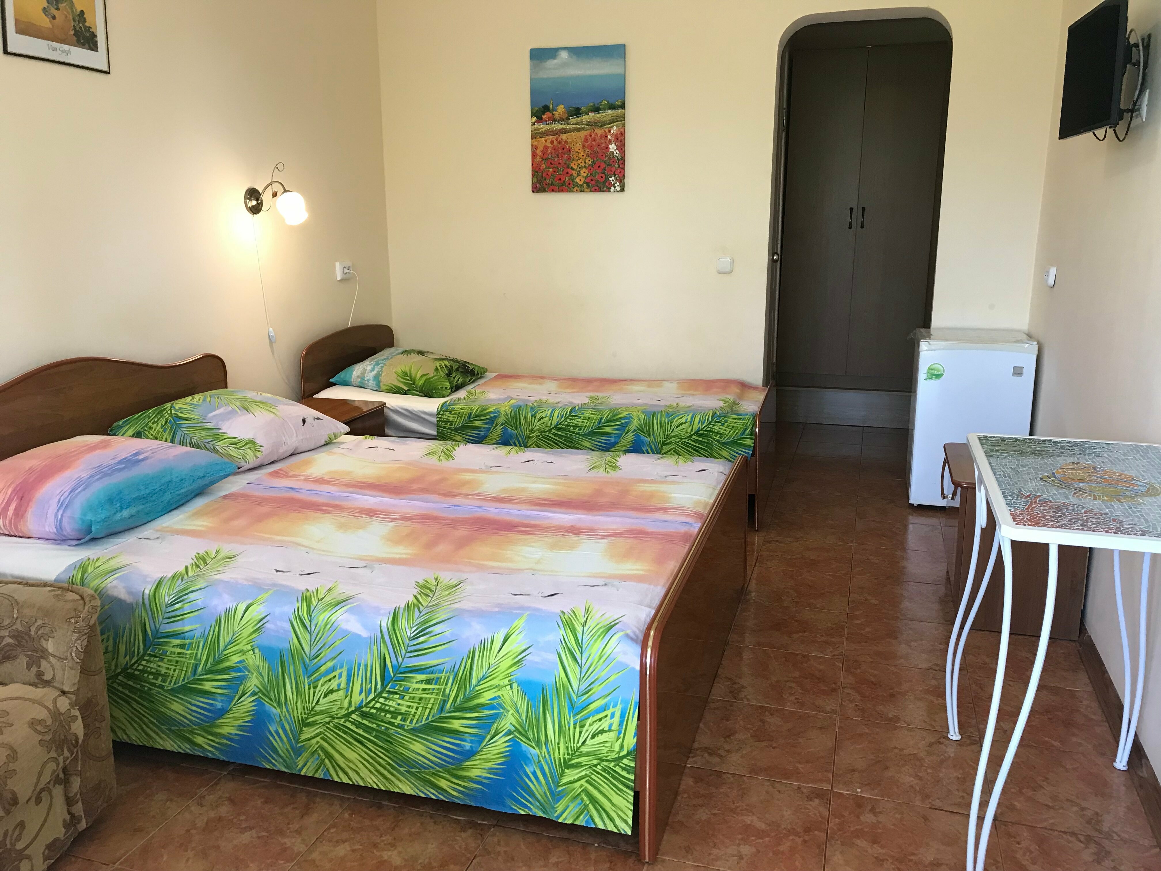 Трехместный номер «Комфорт» с душем