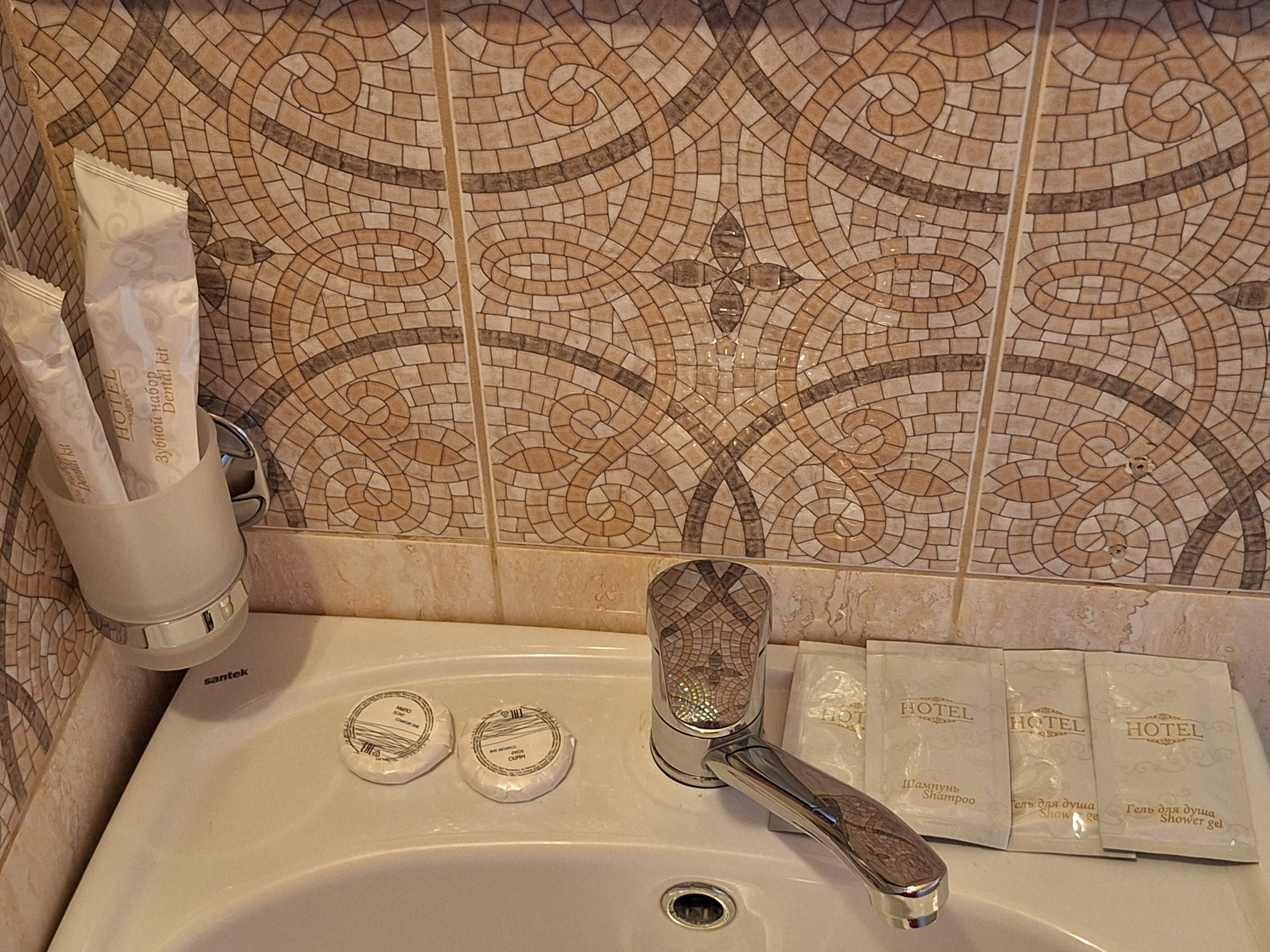 «НЕБО» ТРЕХМЕСТНЫЙ КОМФОРТНЫЙ НОМЕР С КРОВАТЯМИ TWIN/DBL,   ОДНОМЕСТНЫМ  ДИВАНОМ