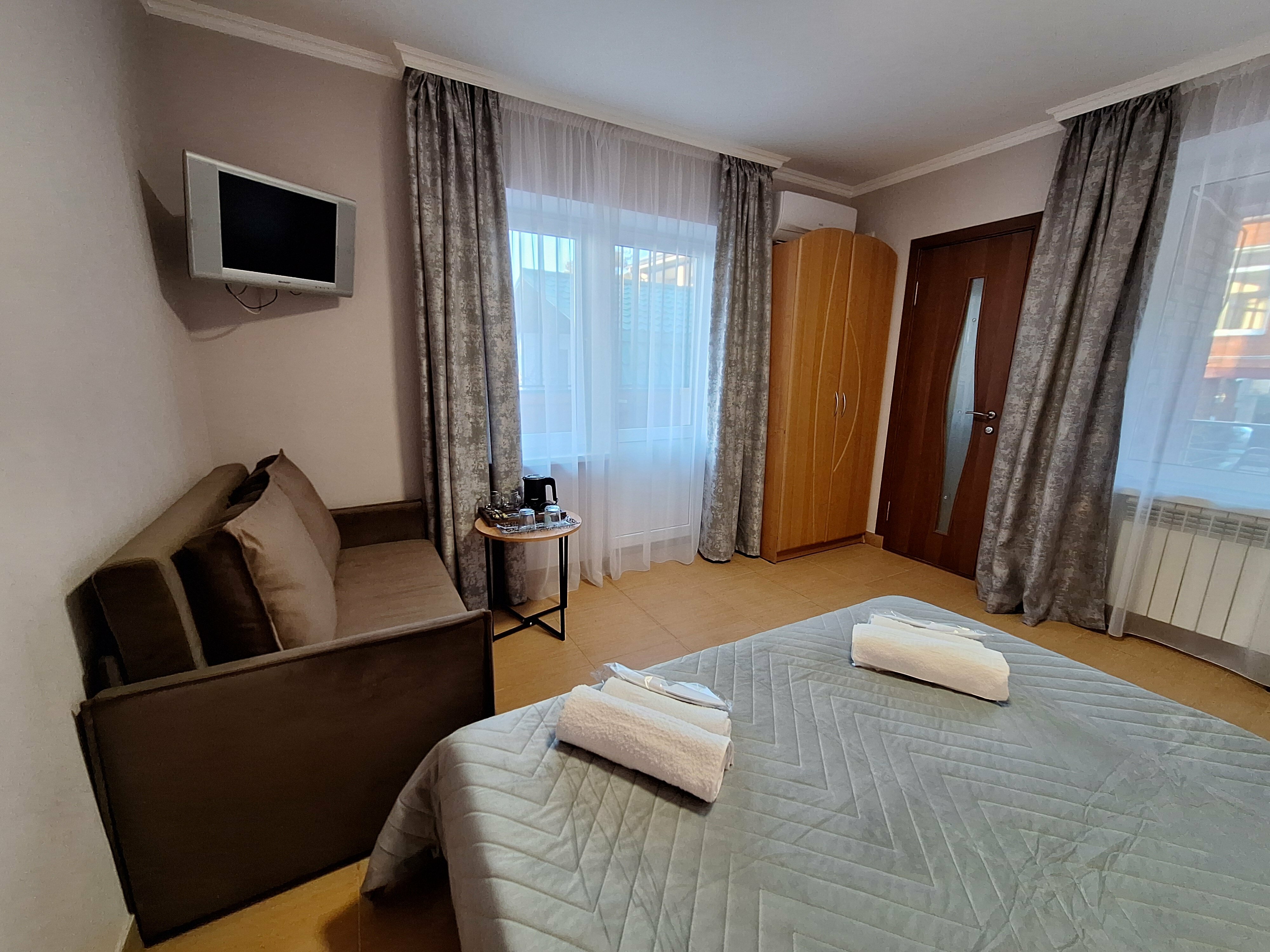 УЛУЧШЕННЫЙ «КОМФОРТ ПЛЮС»  С ТЕРРАСОЙ  ЧЕТЫРЕХМЕСТНЫЙ НОМЕР ДВУМЕСТНОЙ КРОВАТЬЮ,  ДИВАН