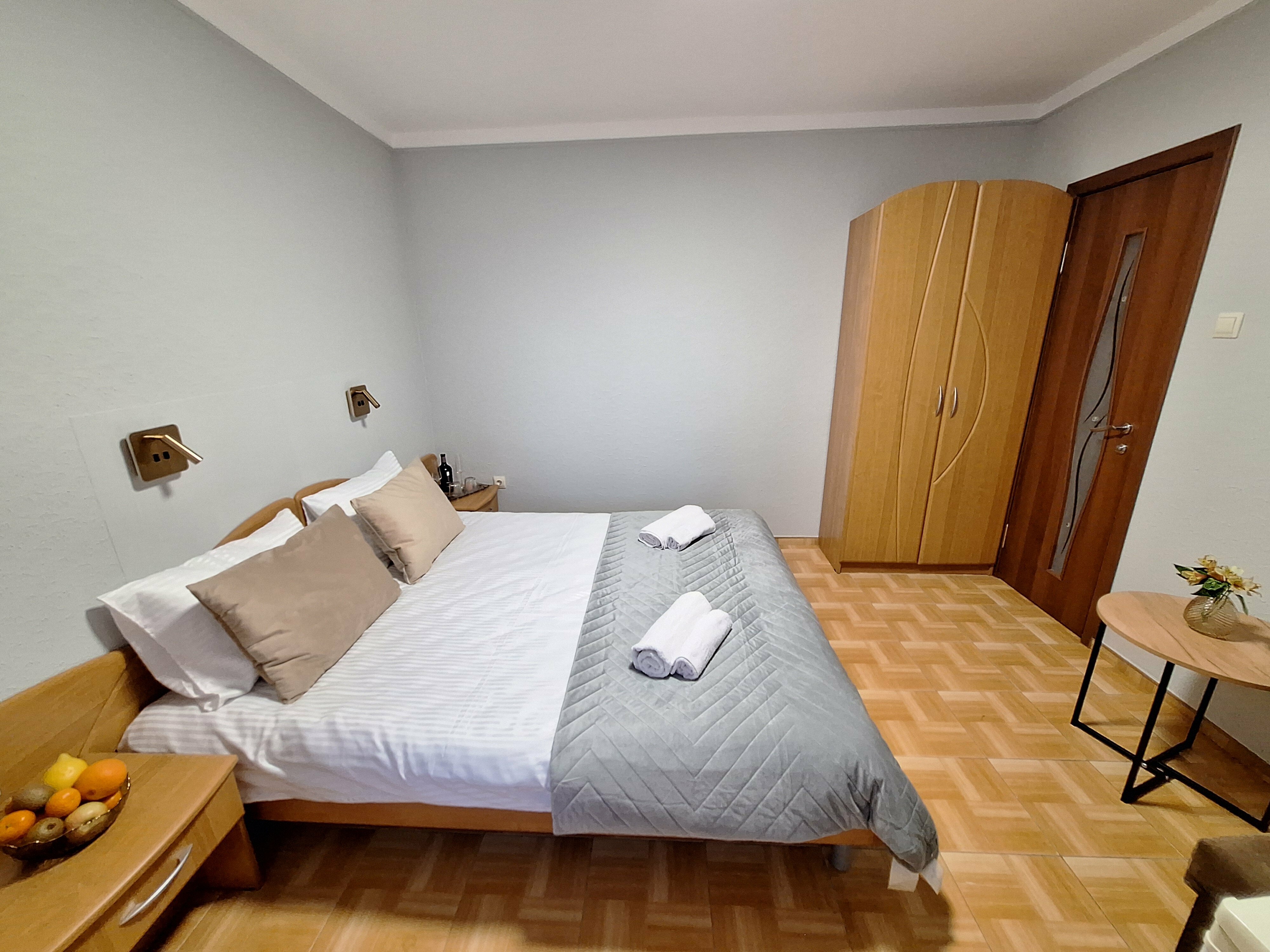 «НЕБО» ТРЕХМЕСТНЫЙ КОМФОРТНЫЙ НОМЕР С КРОВАТЯМИ TWIN/DBL,   ОДНОМЕСТНЫМ  ДИВАНОМ