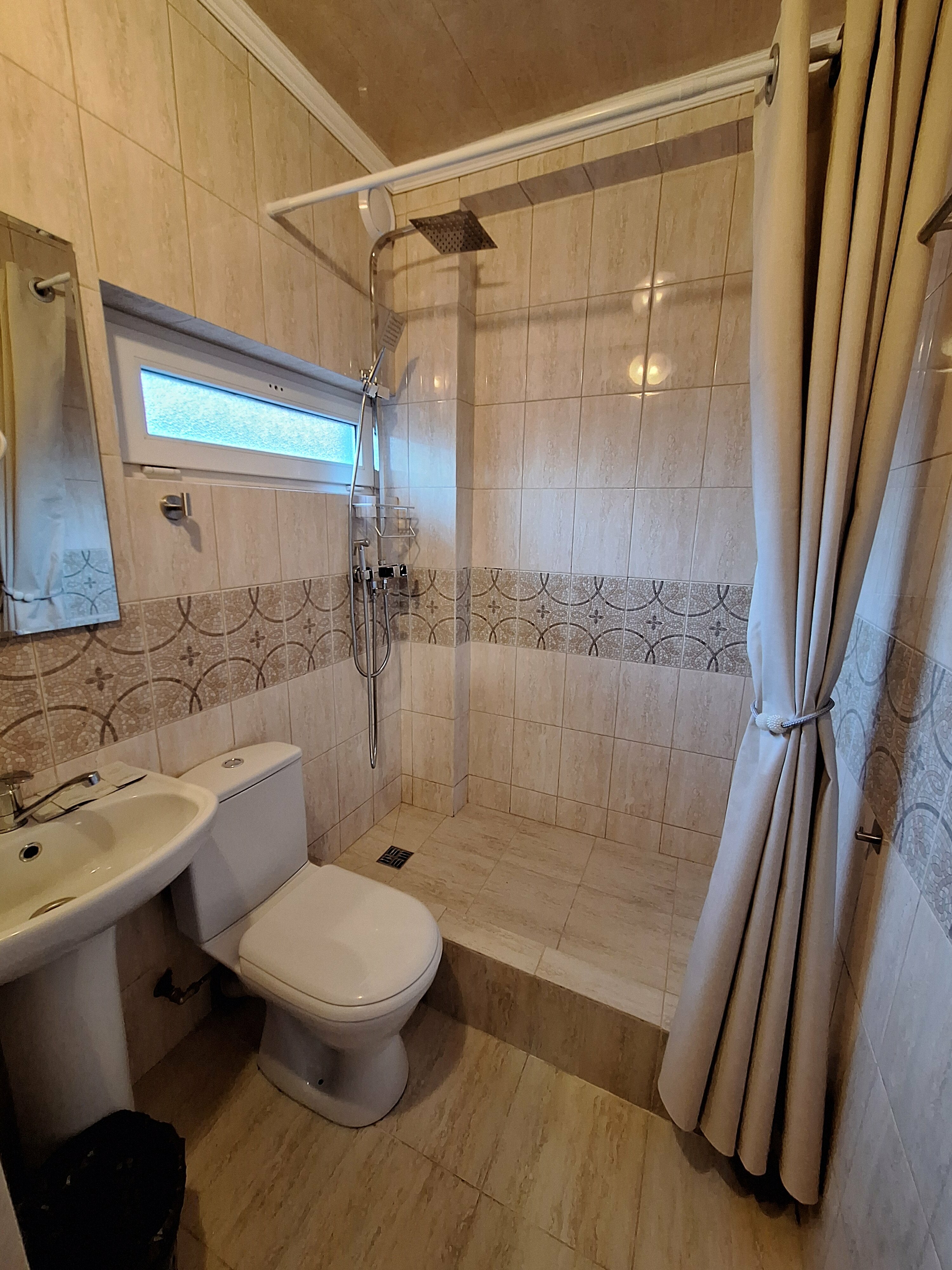 УЛУЧШЕННЫЙ «КОМФОРТ ПЛЮС»  С ТЕРРАСОЙ  ЧЕТЫРЕХМЕСТНЫЙ НОМЕР ДВУМЕСТНОЙ КРОВАТЬЮ,  ДИВАН