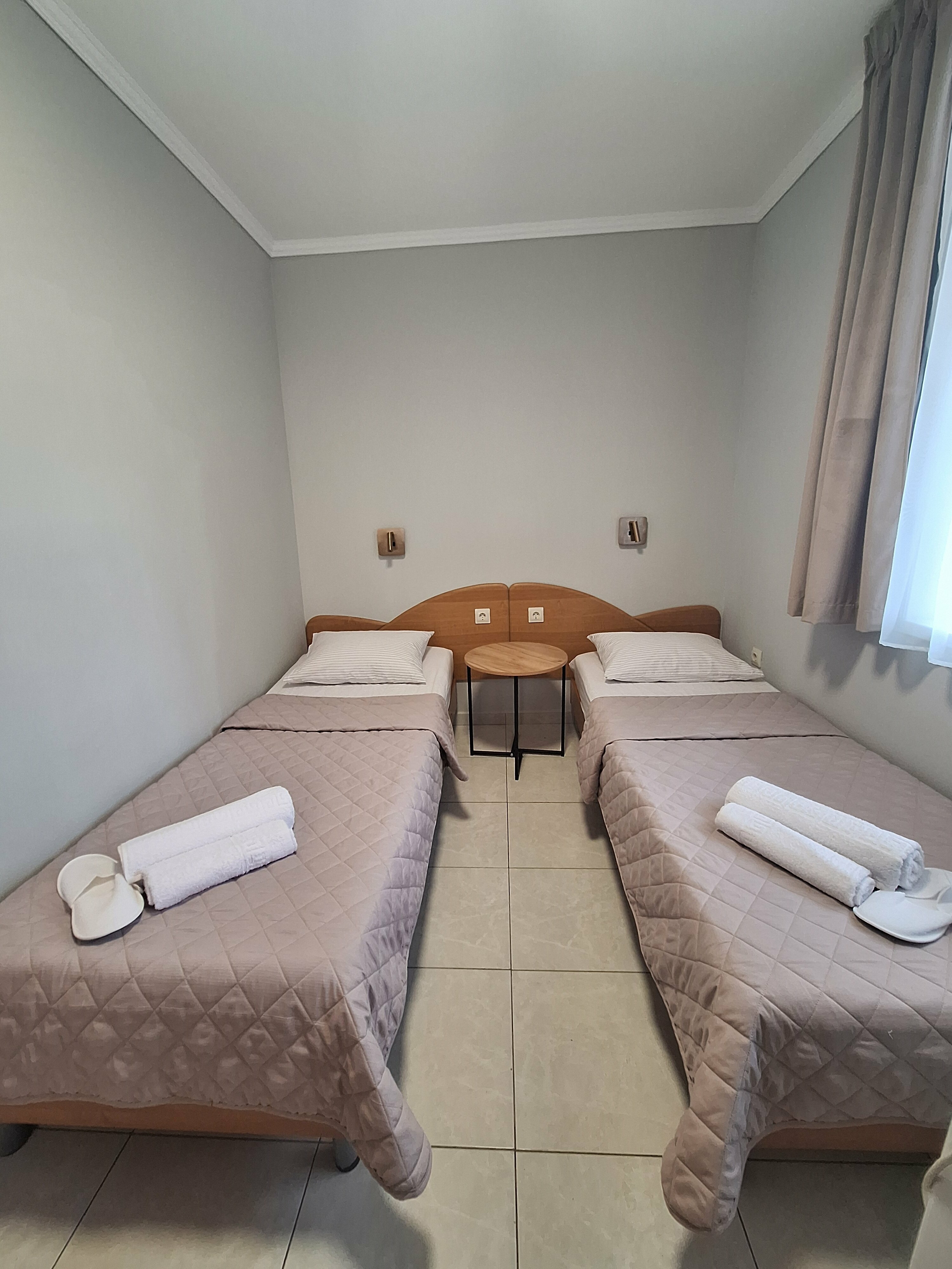 «КЛАССИК» ТРЕХМЕСТНЫЙ СТАНДАРТНЫЙ  НОМЕР С РАЗДЕЛЬНЫМИ КРОВАТЯМИ, ОДНОМЕСТНЫМ  ДИВАНОМ