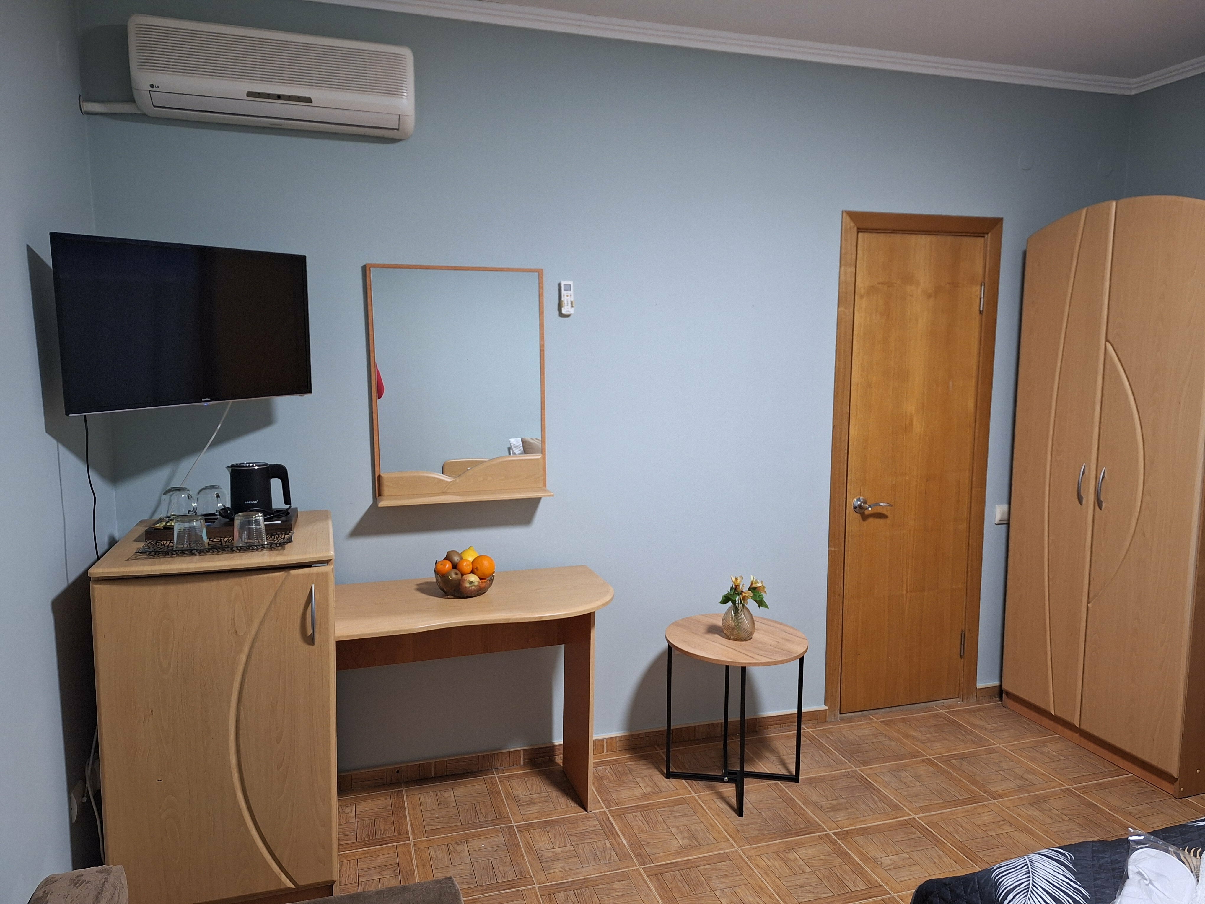 «УЮТНЫЙ» СТАНДАРТНЫЙ ТРЕХМЕСТНЫЙ НОМЕР С  ДВУСПАЛЬНОЙ КРОВАТЬЮ,  ОДНОМЕСТНЫМ ДИВАН