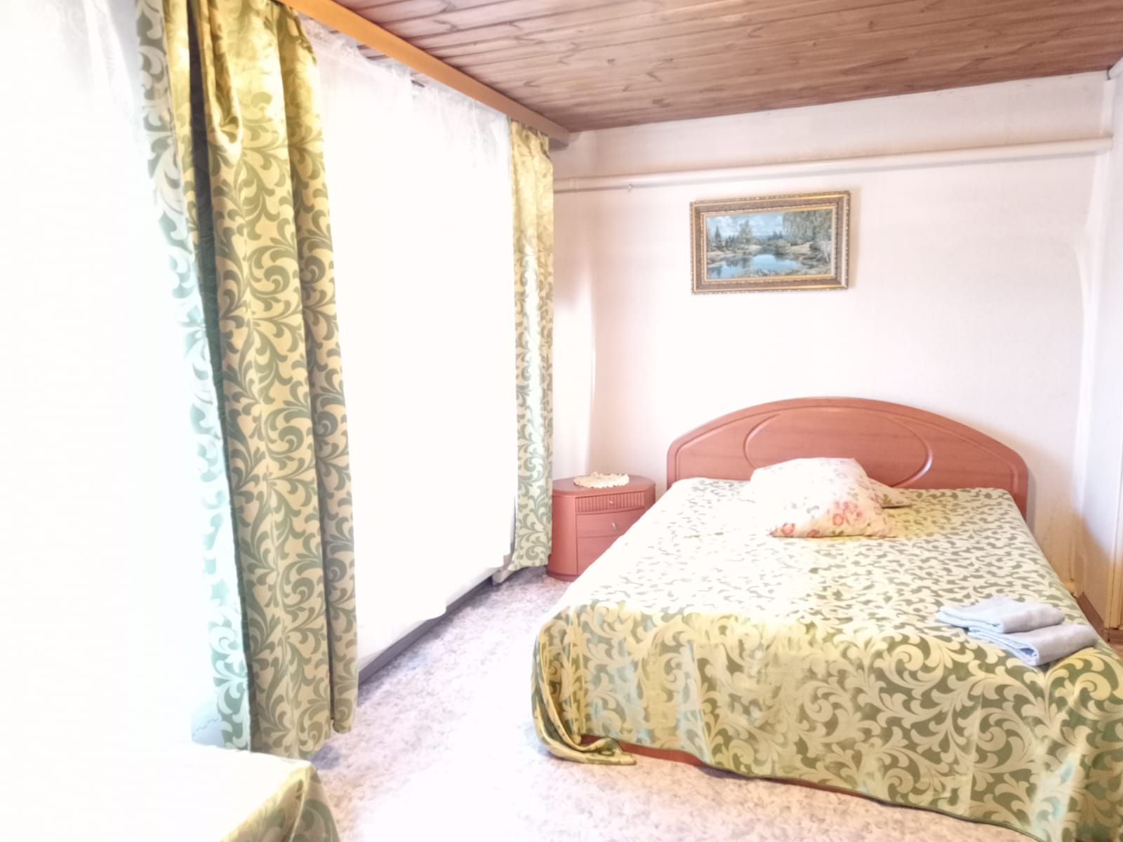 Двухместный номер с двуспальной кроватью и дополнительной кроватью