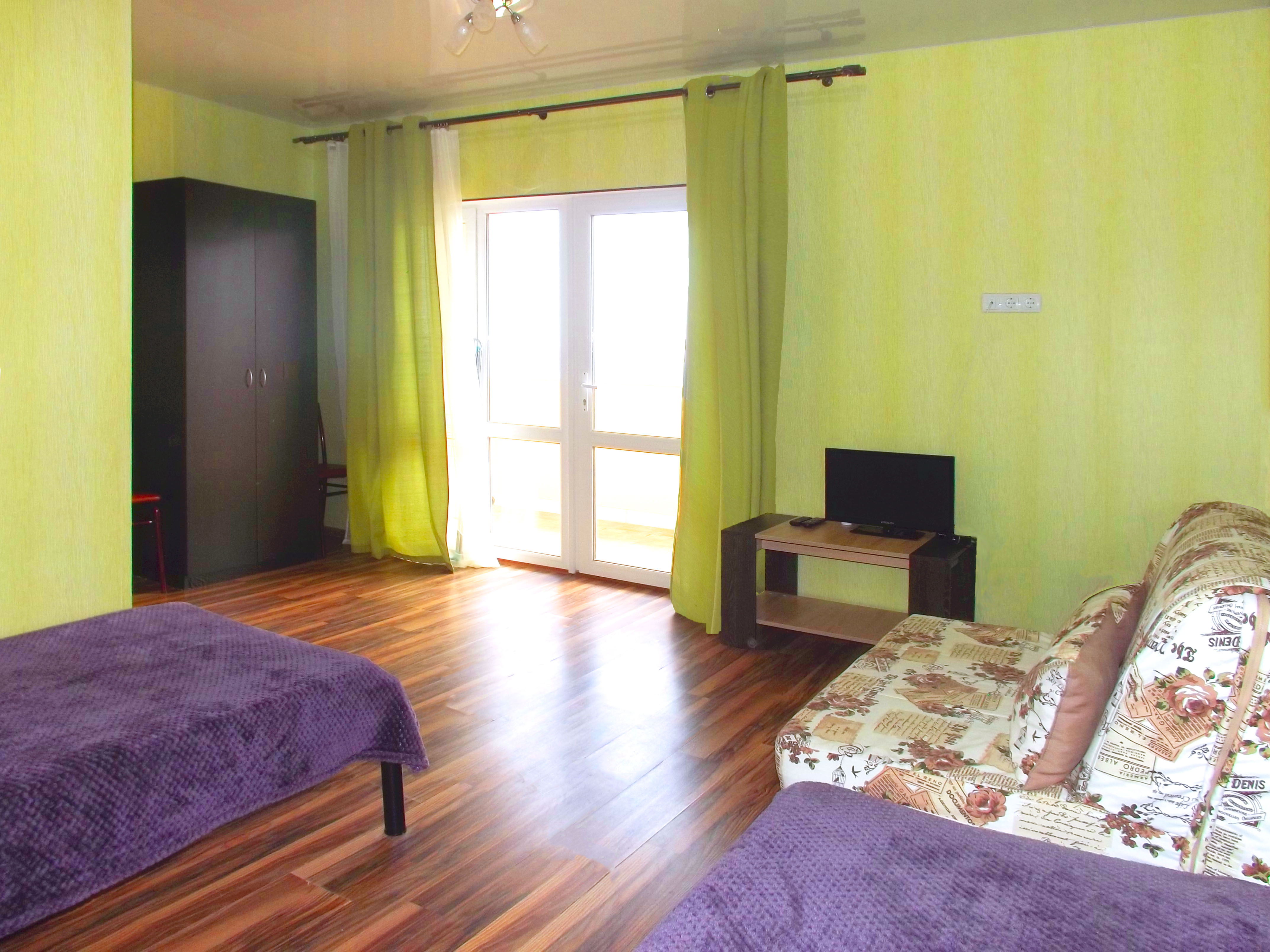 Семейный номер с боковым видом на море