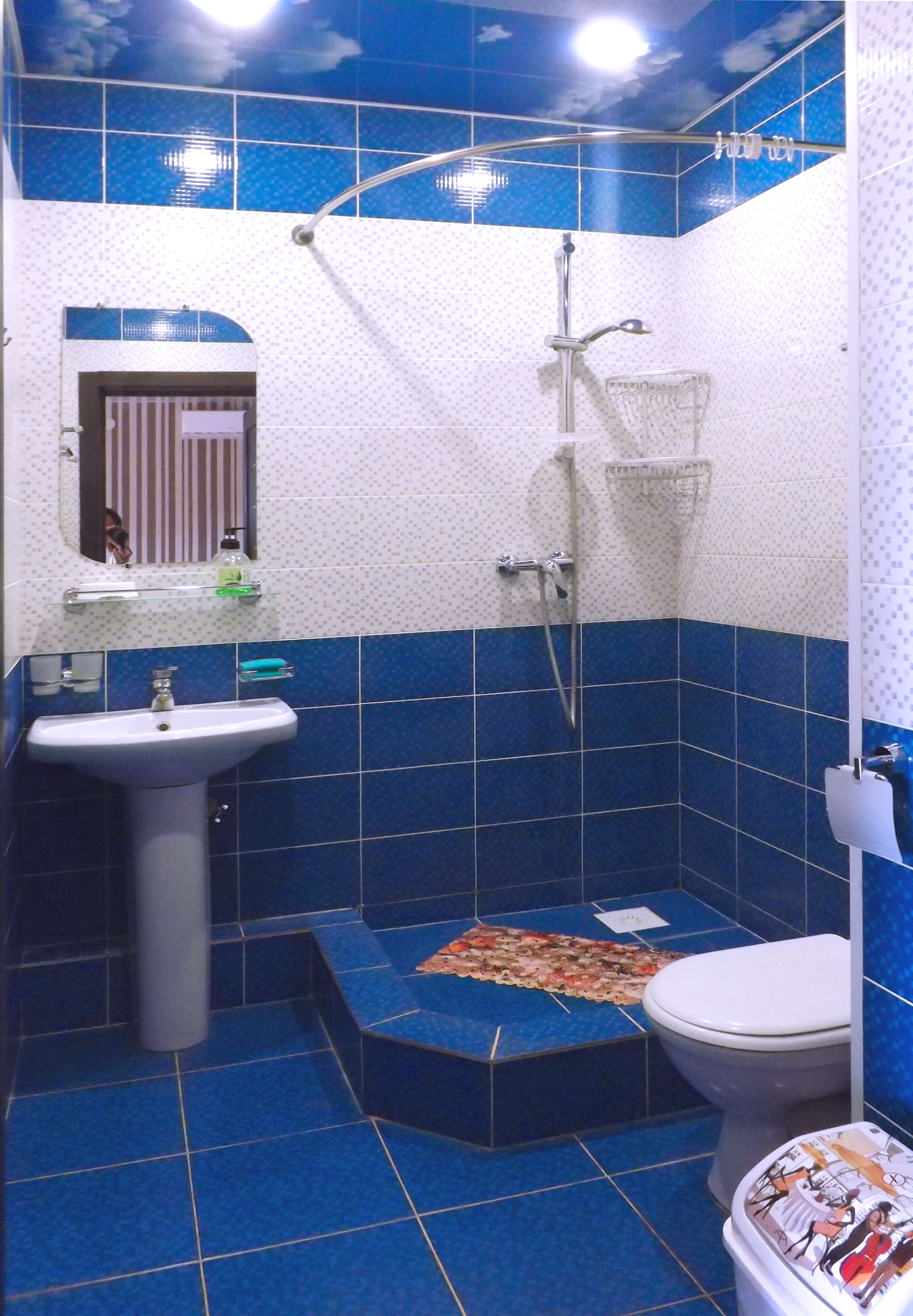 Семейный номер с боковым видом на море