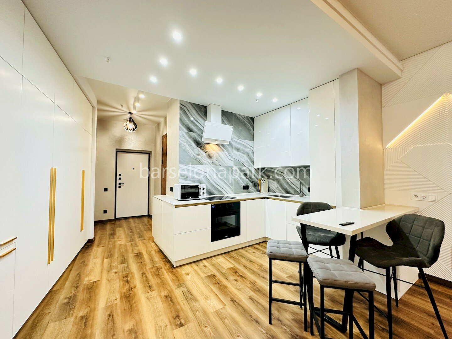 2-комнатный дизайнерский апартамент с балконом! Пляж и набережная в 5 минутах!