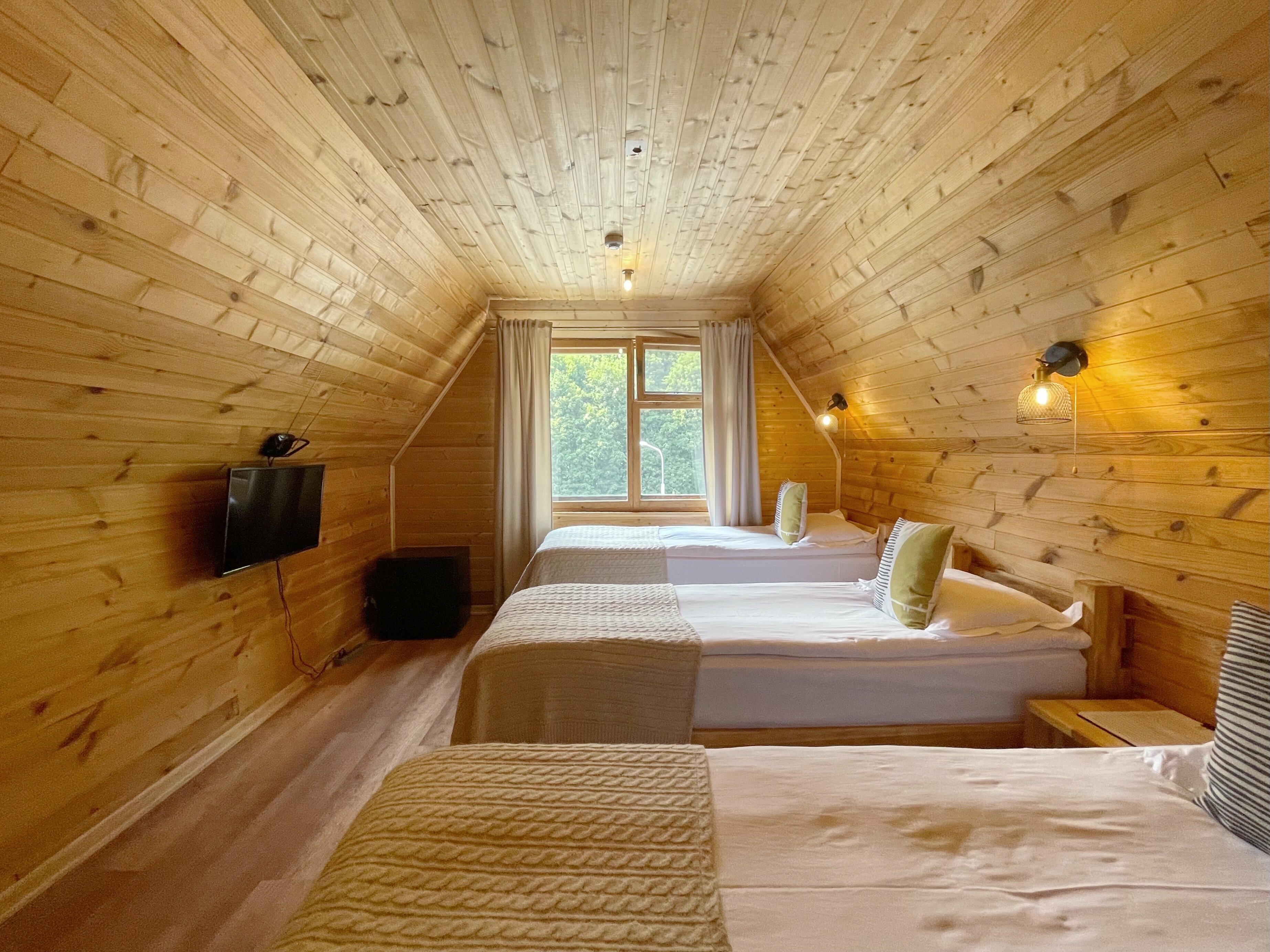 Трехместный номер с общей ванной комнатой