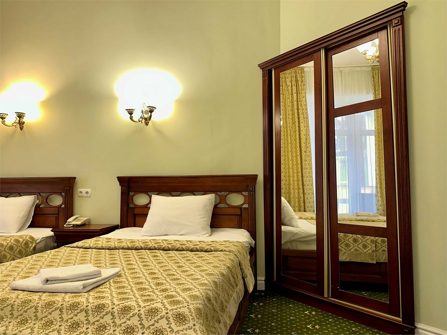 Номера Комфорт с двумя раздельными кроватями с видом на бассейн