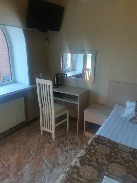 Трехместный номер с собственной ванной комнатой вне номера