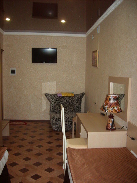 Трехместный номер с собственной ванной комнатой вне номера