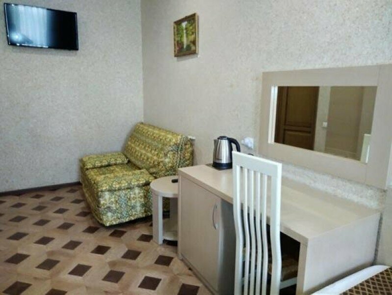 Трехместный номер с собственной ванной комнатой вне номера