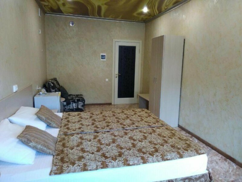 Трехместный номер с собственной ванной комнатой вне номера