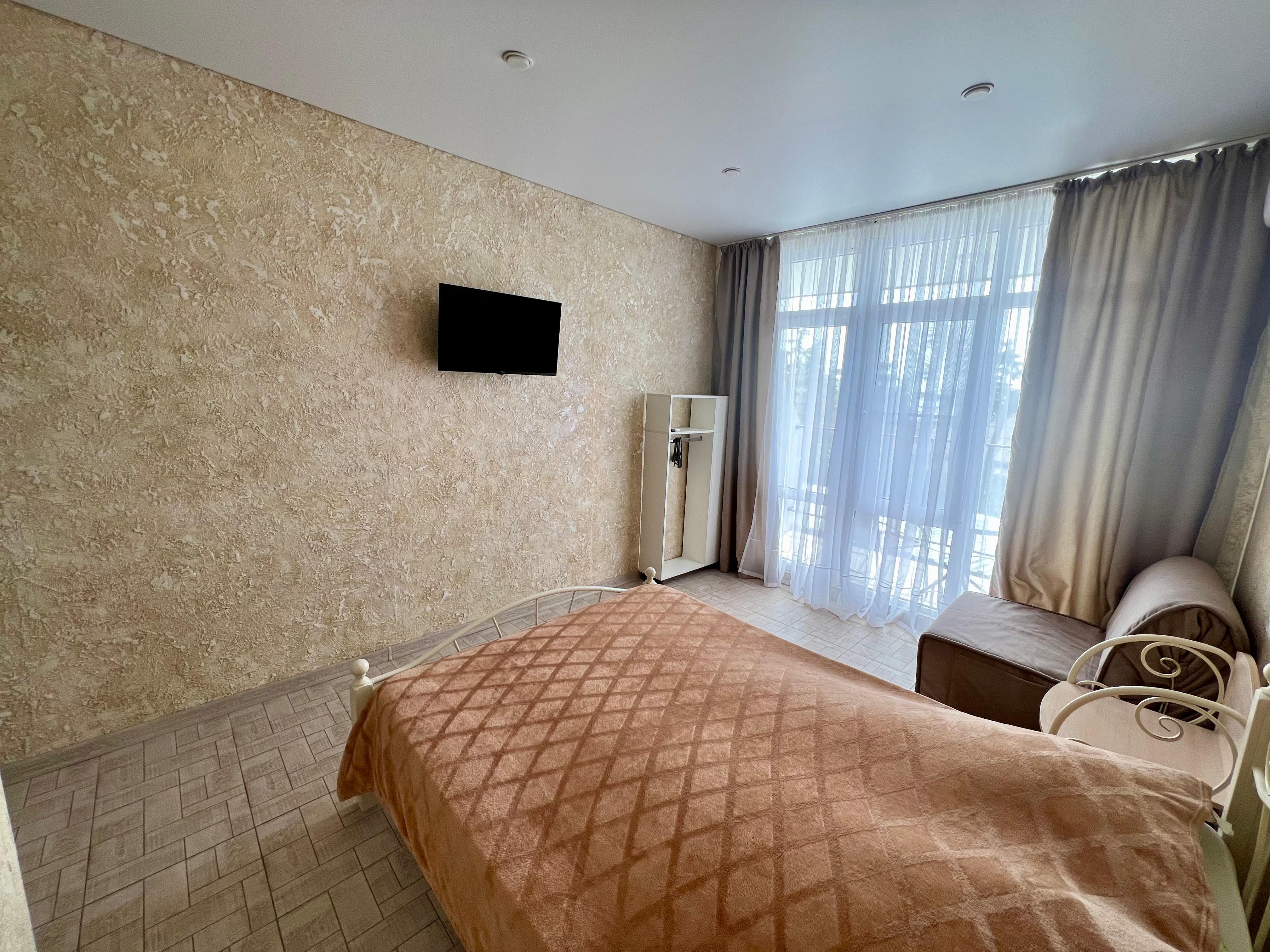 Трехместный номер с балконом