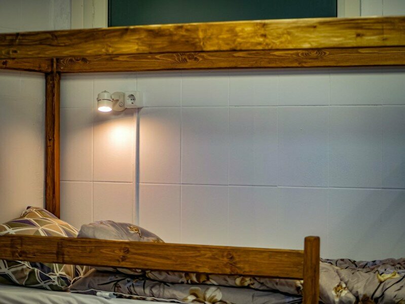 Спальное место на двухъярусной кровати в общем номере для женщин