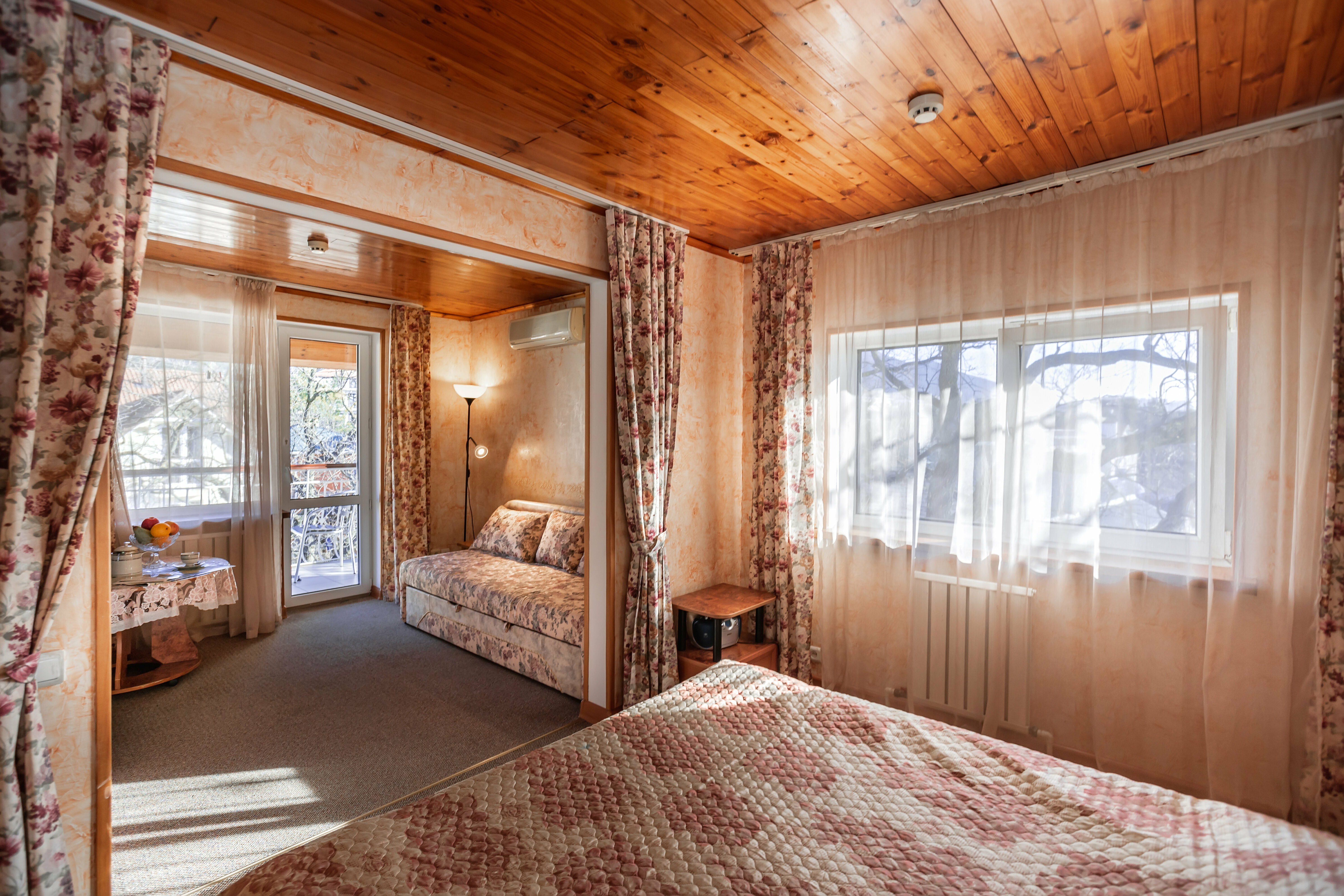 Двухкомнатный номер со встроенной кухней с балконом и джакузи на 3 этаже