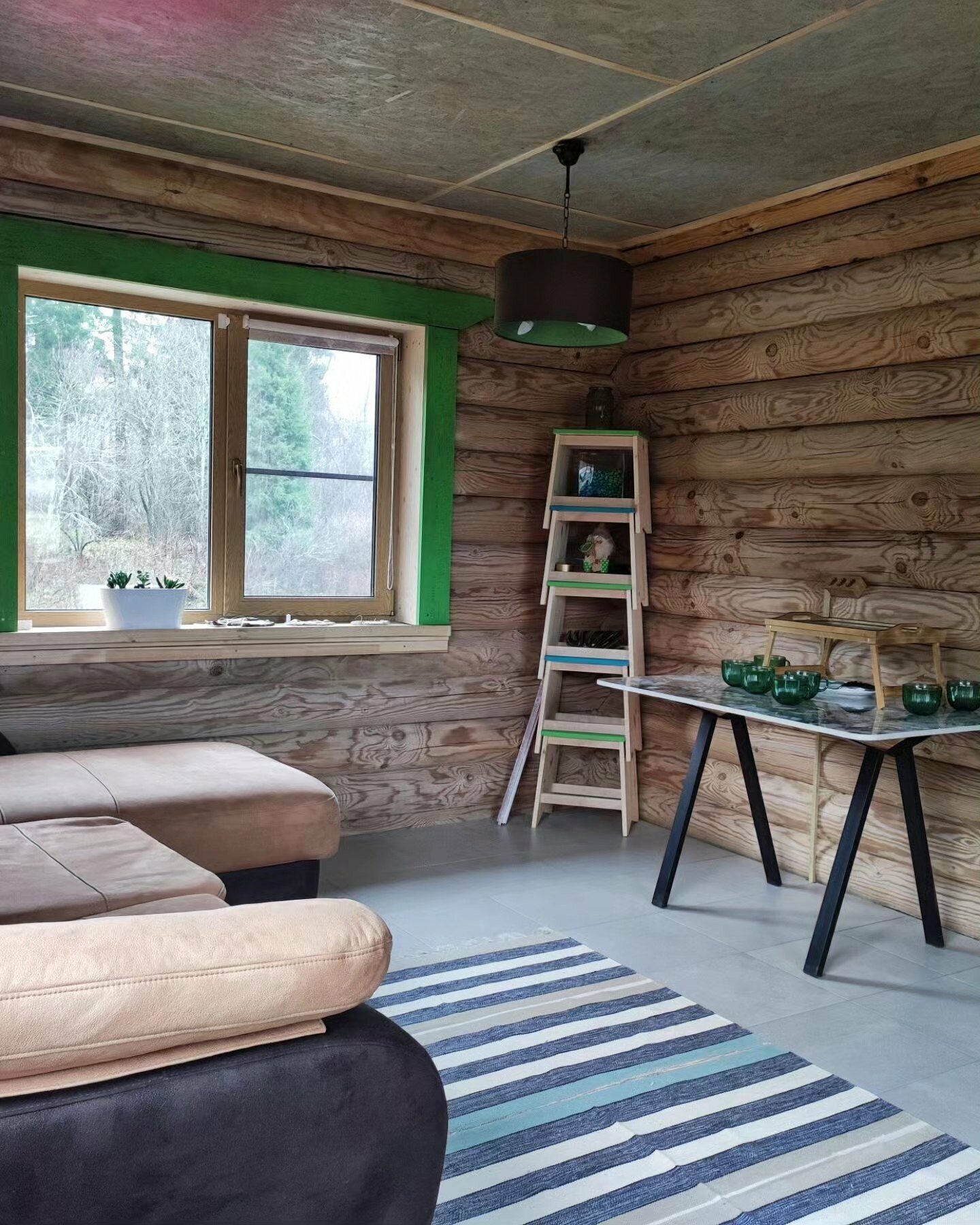 Изба с баней у пруда