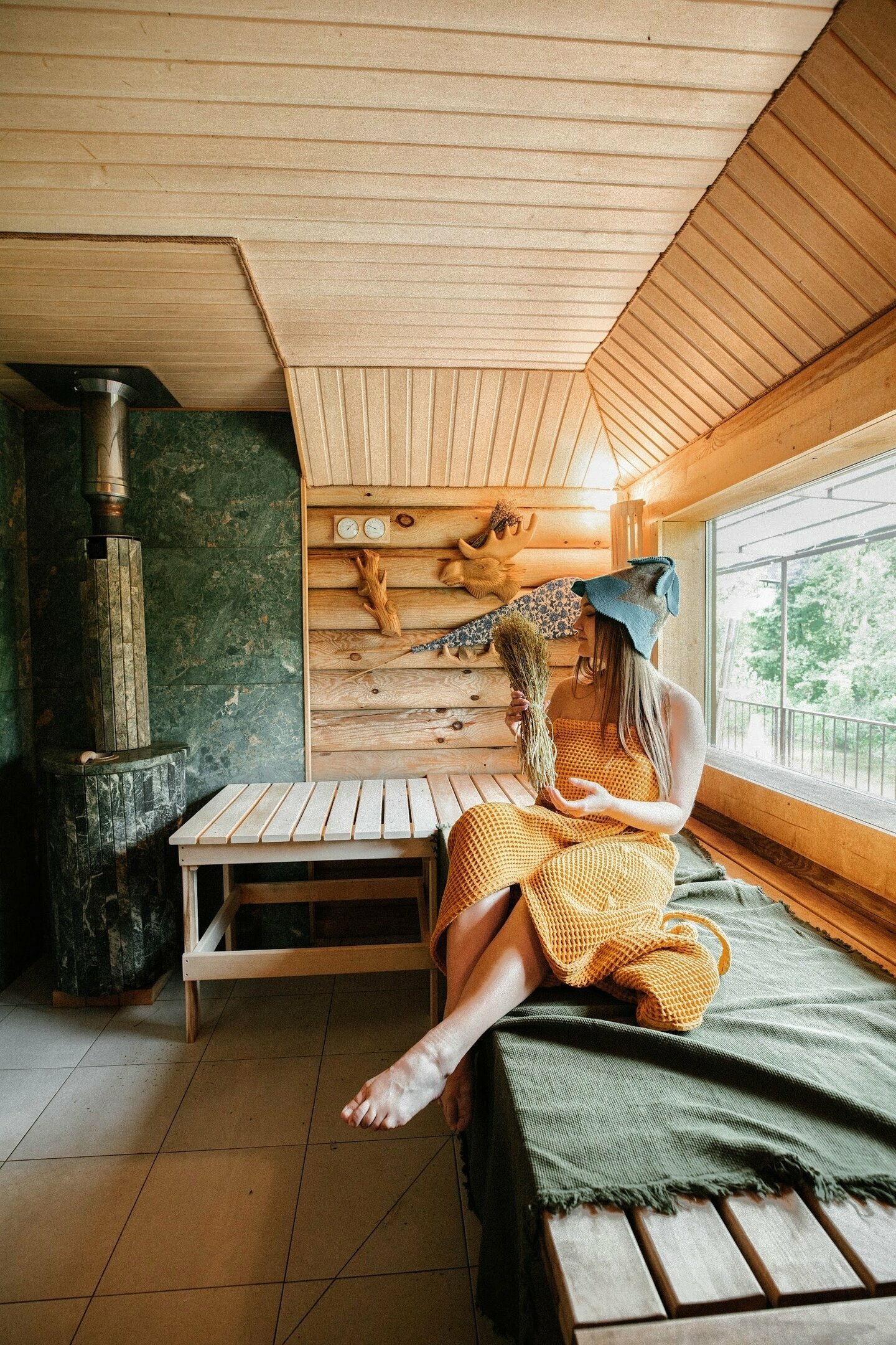 Изба с баней у пруда