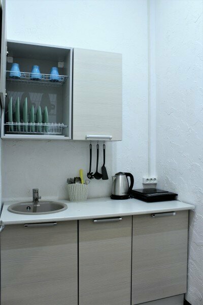 Стандартный трехместный номер-студия с одной двуспальной и одной односпальной кроватями, с душем, туалетом и мини-кухней в номере