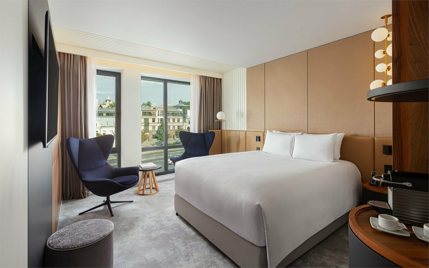 Номер Junior Suite, с видом на город - с двуспальной кроватью и раскладным диваном